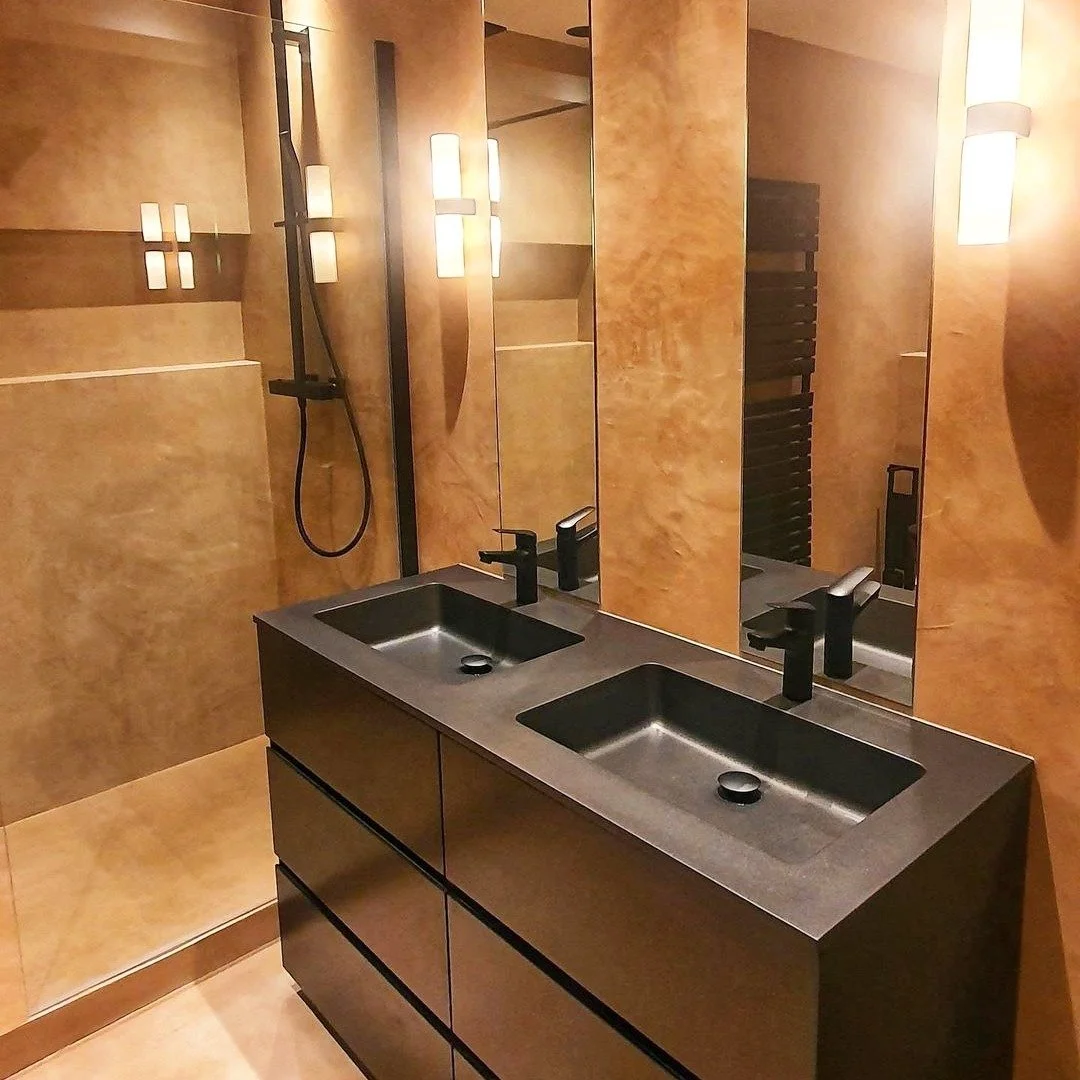 Salle de bain r&eacute;alis&eacute;e enti&egrave;rement en Mortex , couleur caf&eacute;.
