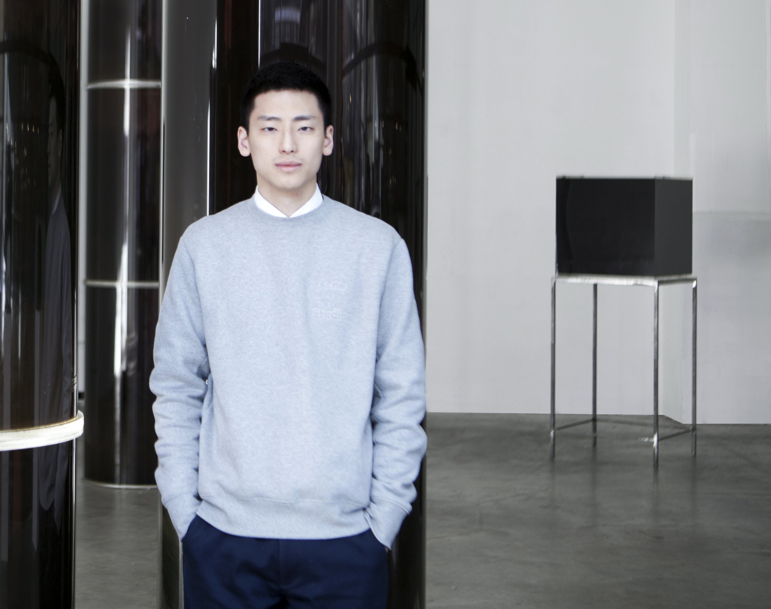 london藝術家周世雄獨照攝於2015倫敦個人展出 edition color.jpg