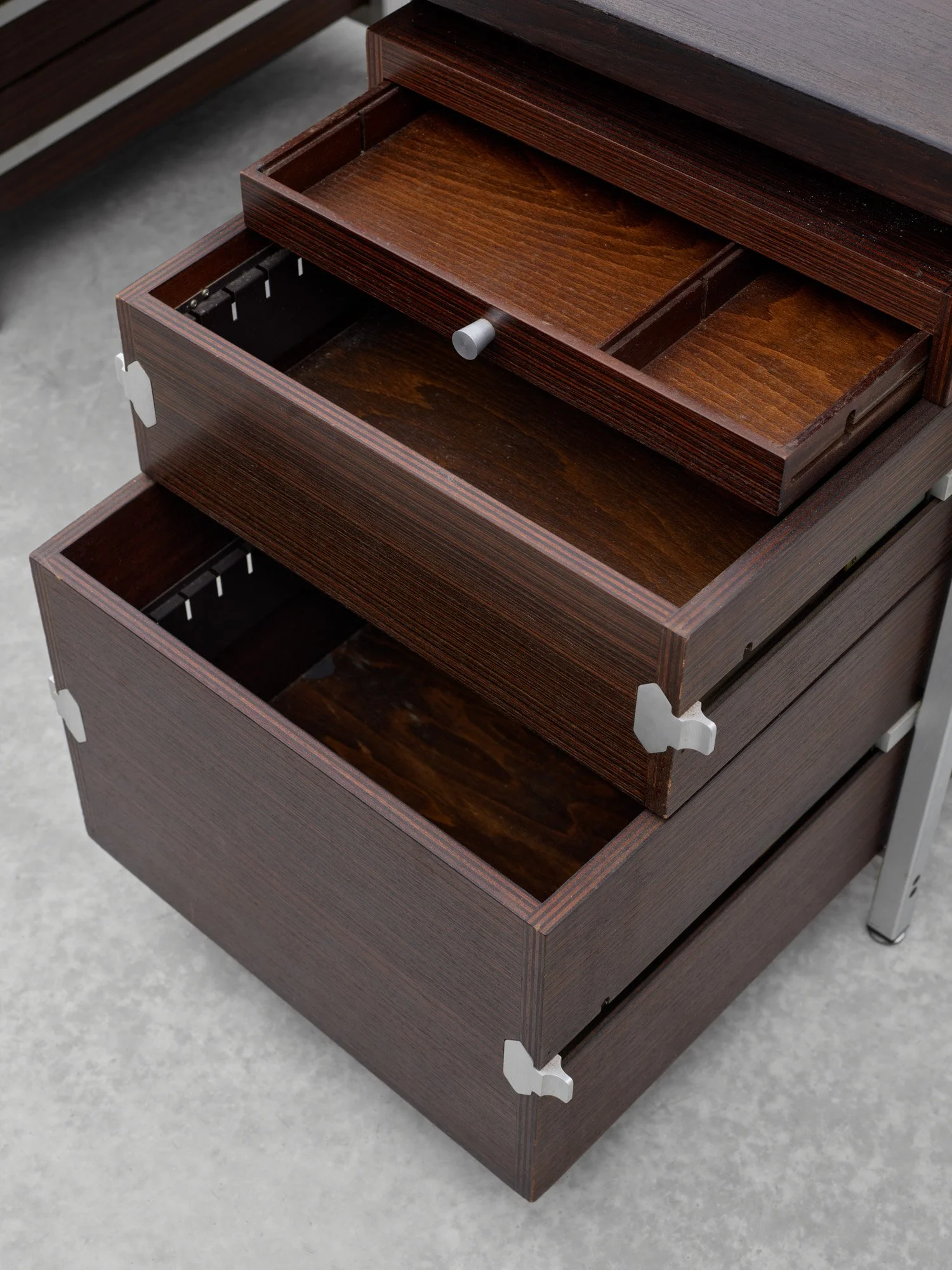Jules Wabbes_Desk_05.jpg