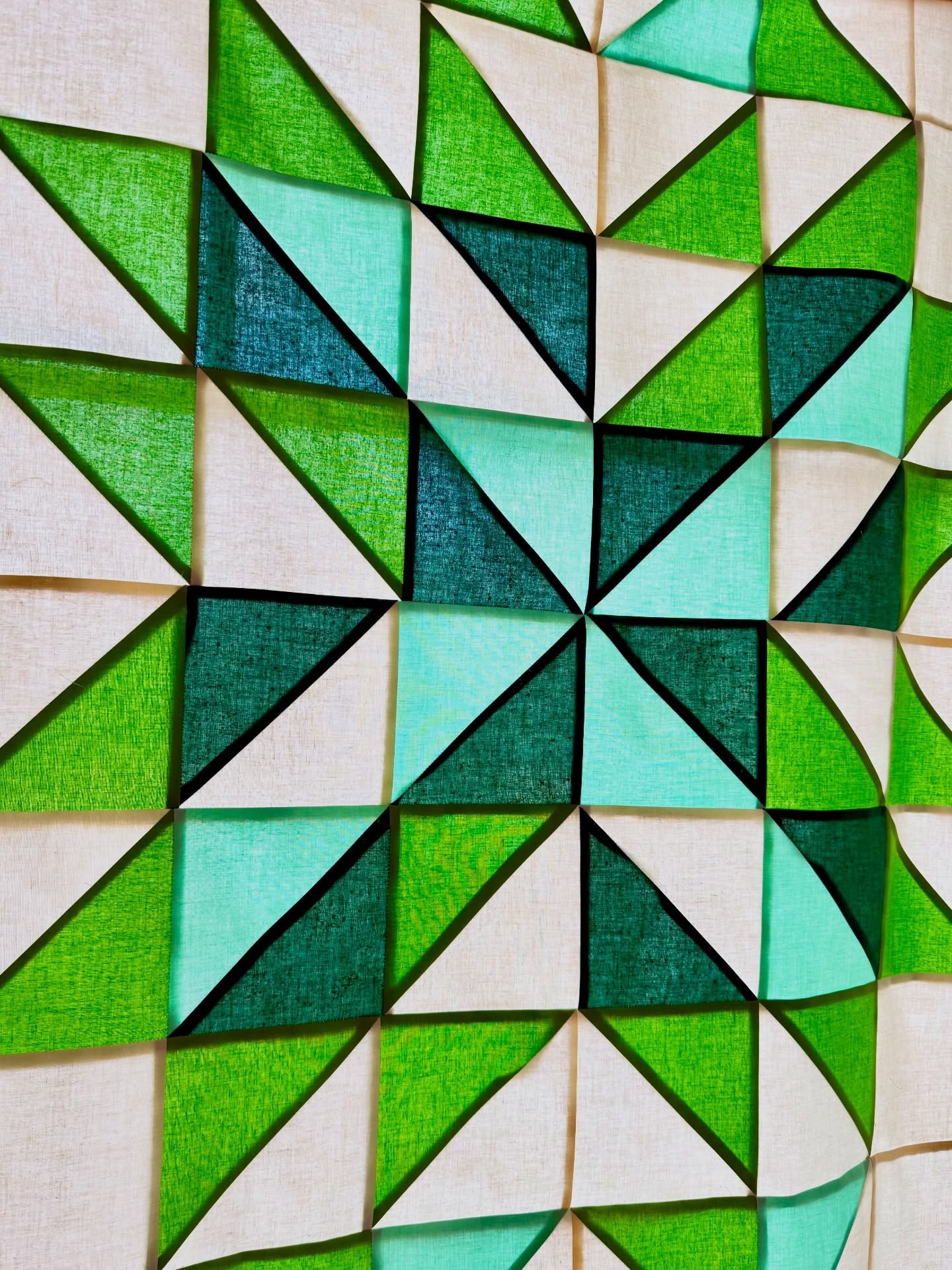 We have a very complicated relationship&hellip; me and half square triangles&hellip;😅

On one hand: trimming them feels like it lasts forever.
On the other hand: nothing adds drama to a quilt quite like them.

Love them or hate them, those little tr