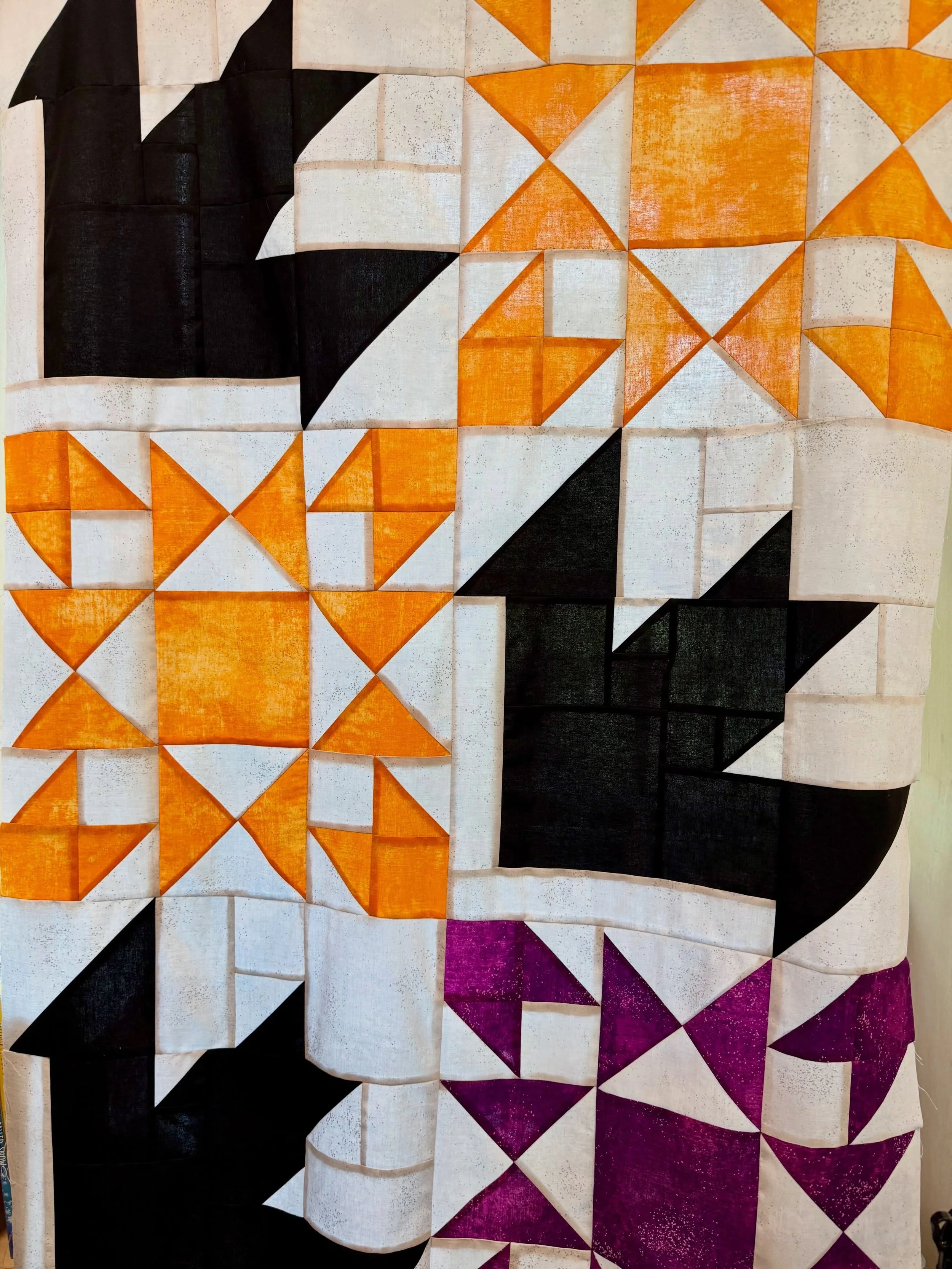 The ghosts 👻 had their turn but now it&rsquo;s time for the bats 🦇 

Sunday&rsquo;s goal is to get this Night Folly Batty Ombre on the frame and quilted! 

👉Slide 2 what&rsquo;s the thread color&hellip; Shrimp?! 🦐 
Isacord 1362&hellip; 

For some