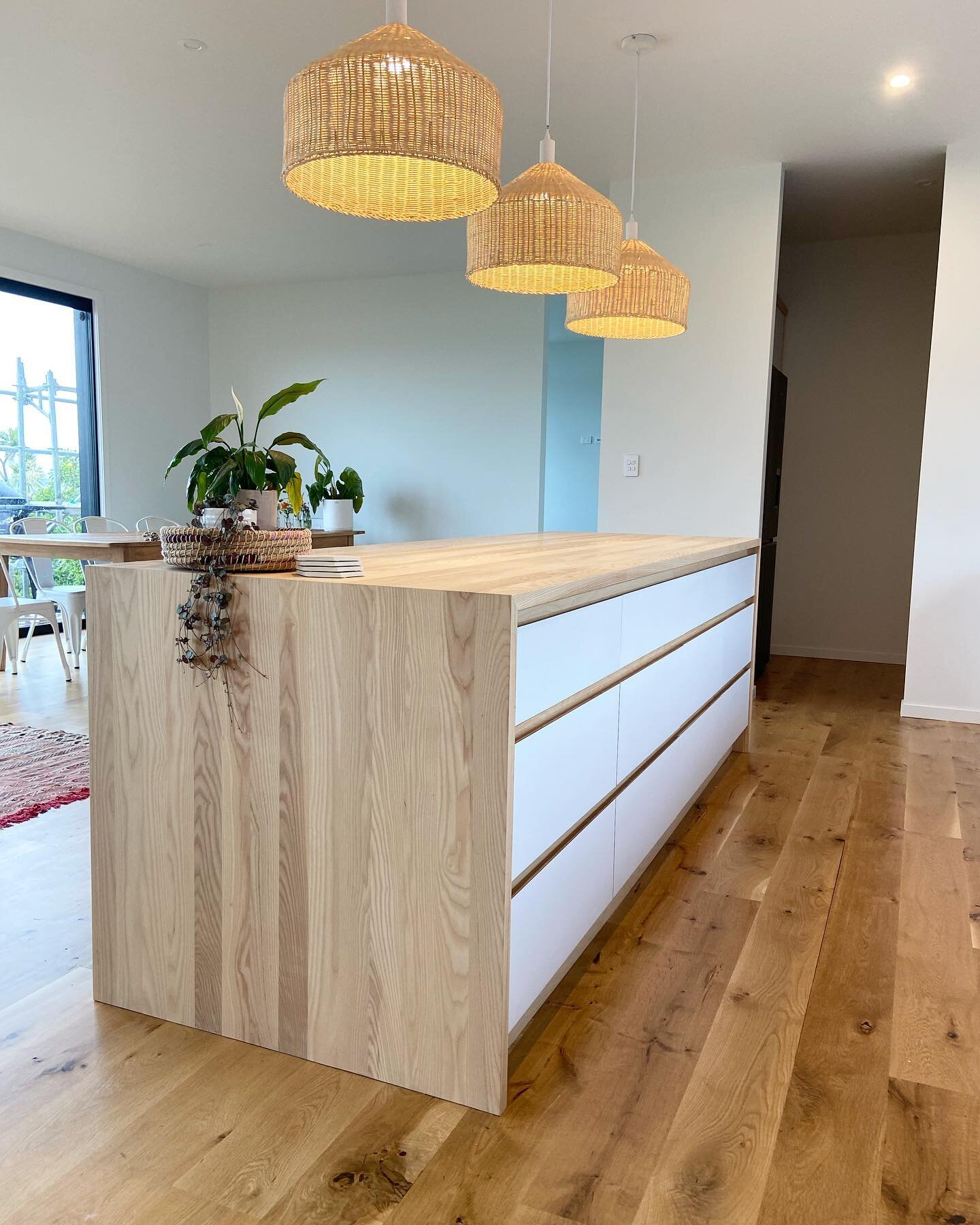 *Waterfall benchtop*
Solid Ash benchtop framing these draws. Featuring this unique handless design in birch ply.. draws also in birch ply. 
..
..
..
..
..
..
#waterfallbenchtop #kitchendesign #solidash #birchplywood #woodworks #waikato #raglannz #rag