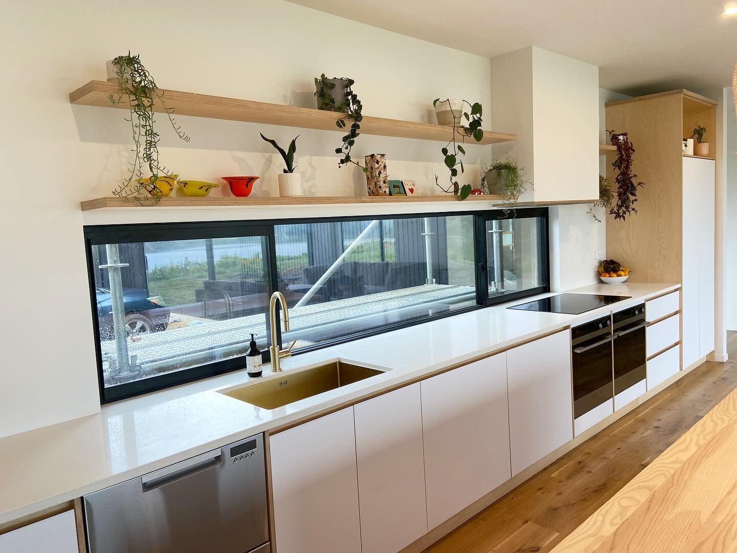 *Floating shelves*
Birch ply floating shelves to show off all those treasures..
Beautiful stone benchtop too!
..
..
..
..
..
..
#floatingshelves #birchply #kitchendesign #woodworks #waikato #raglannz #raglantown #raglanfurniture #woodworking #worksho