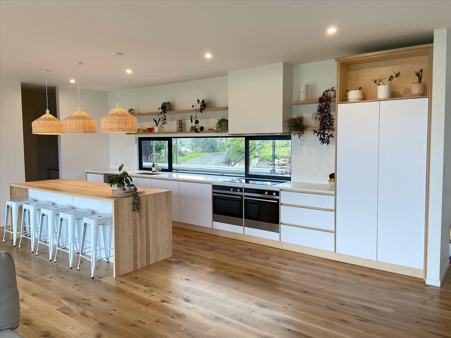 *Fresh and clean*
Crisp white door fronts accented beautifully by the birch ply end panels, kick boards and handless extrusions.. 
What a luxury to have all that space!
..
..
..
..
..
#kitchendesign #birchply #woodworks #waikato #raglannz #raglantown