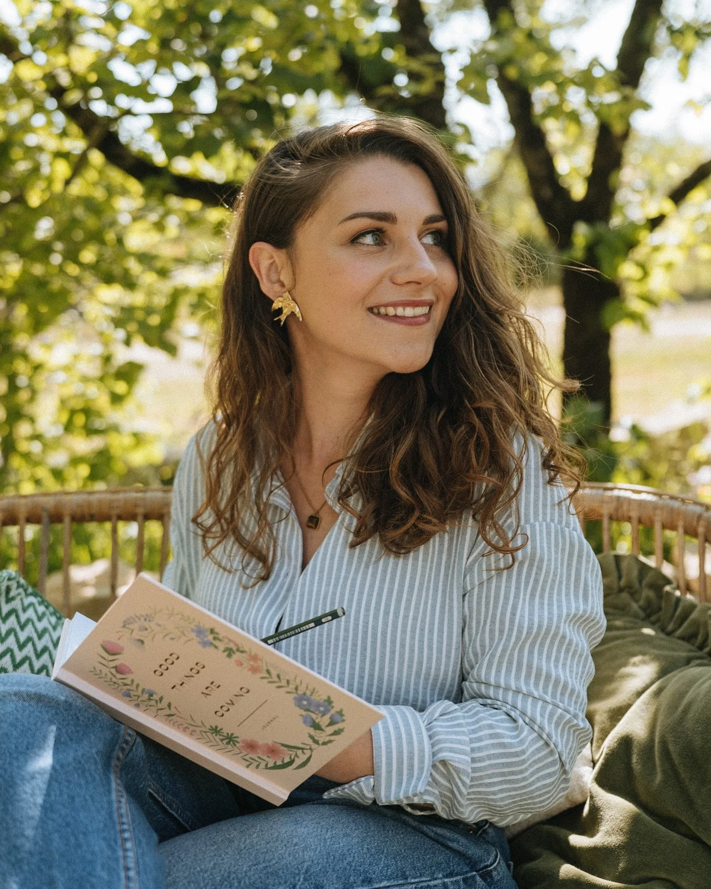 🌞&nbsp;Hello et bienvenue &agrave; toi

Je suis Ang&eacute;line, designer de marque et j&rsquo;ai cr&eacute;&eacute; Studio Audace en 2023 !

Ma mission ? Mettre en lumi&egrave;re les belles histoires et donner vie aux projets qui ont du sens ! 🫶🏻