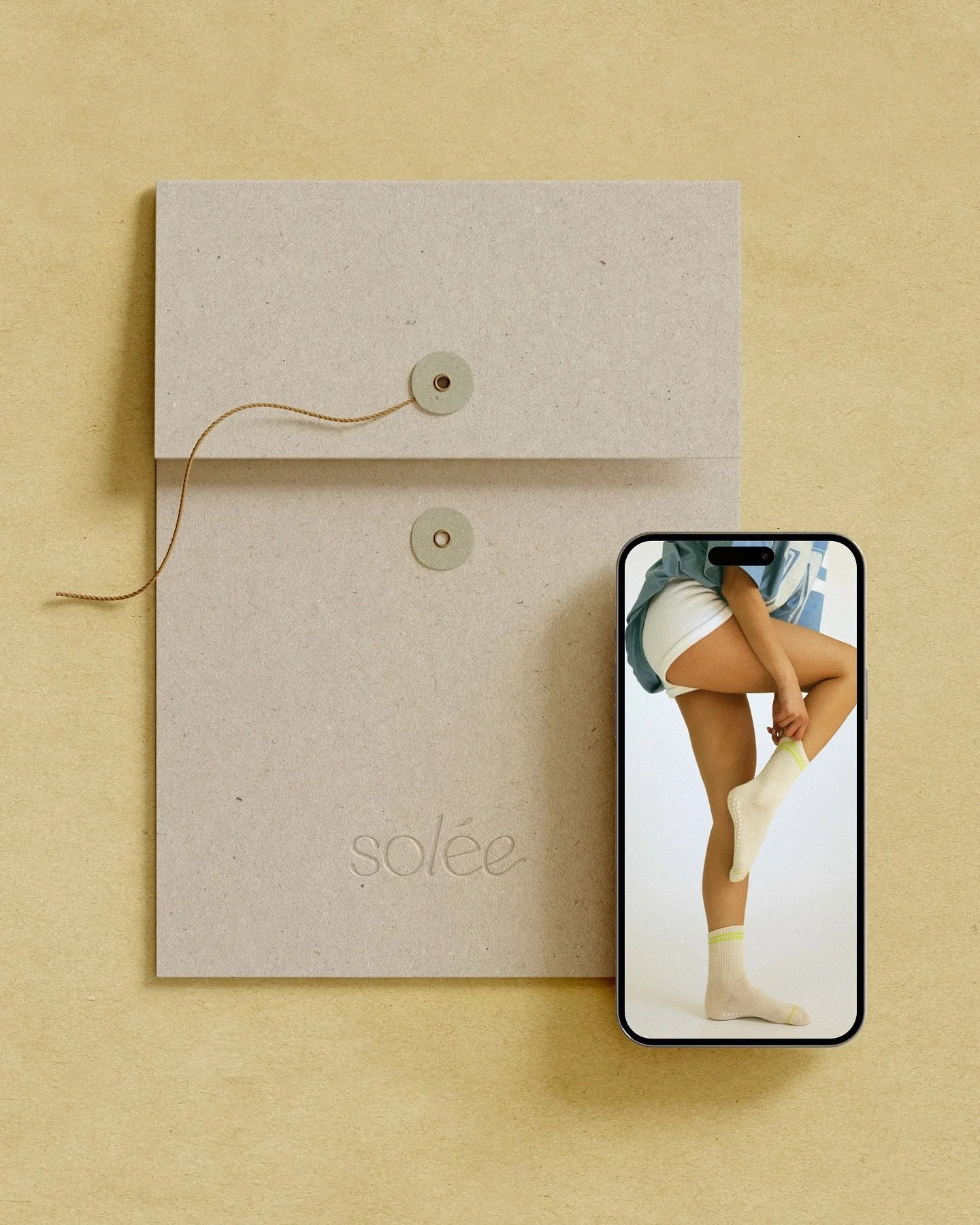 ✨ L&rsquo;excellence en mouvement
 
Je suis fi&egrave;re de pr&eacute;senter l&rsquo;identit&eacute; visuelle de Sol&eacute;e, une marque qui m&eacute;lange l&rsquo;&eacute;l&eacute;gance et la qualit&eacute;.
 
Chaque d&eacute;tail a &eacute;t&eacut