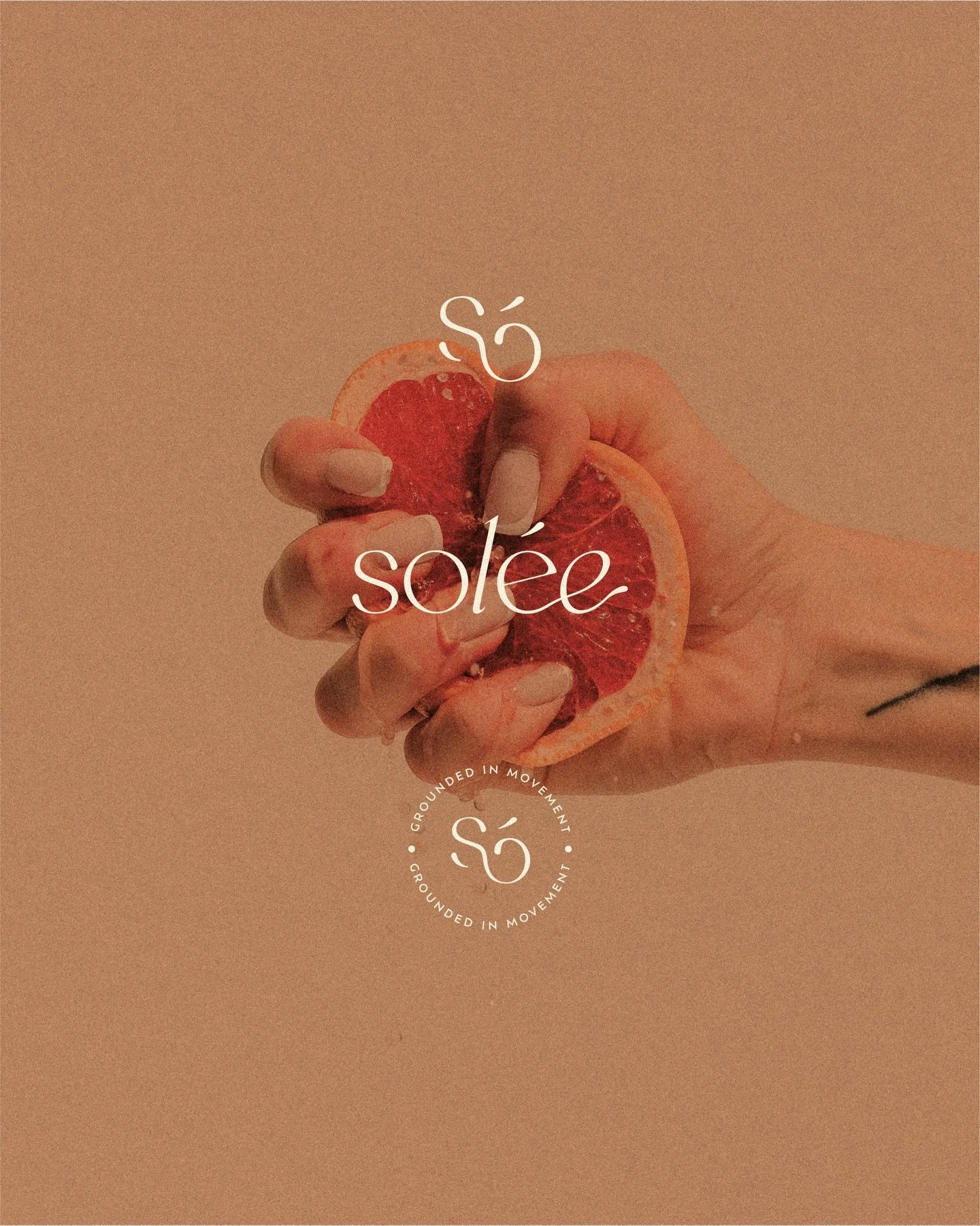 Il y a des identit&eacute;s qui crient&hellip; et puis il y a celles qui sugg&egrave;rent. 🔍

Pour l&rsquo;identit&eacute; visuelle de @solee_active , tout est dans la subtilit&eacute; : l&rsquo;id&eacute;e de mouvement, oui, mais surtout une forme 