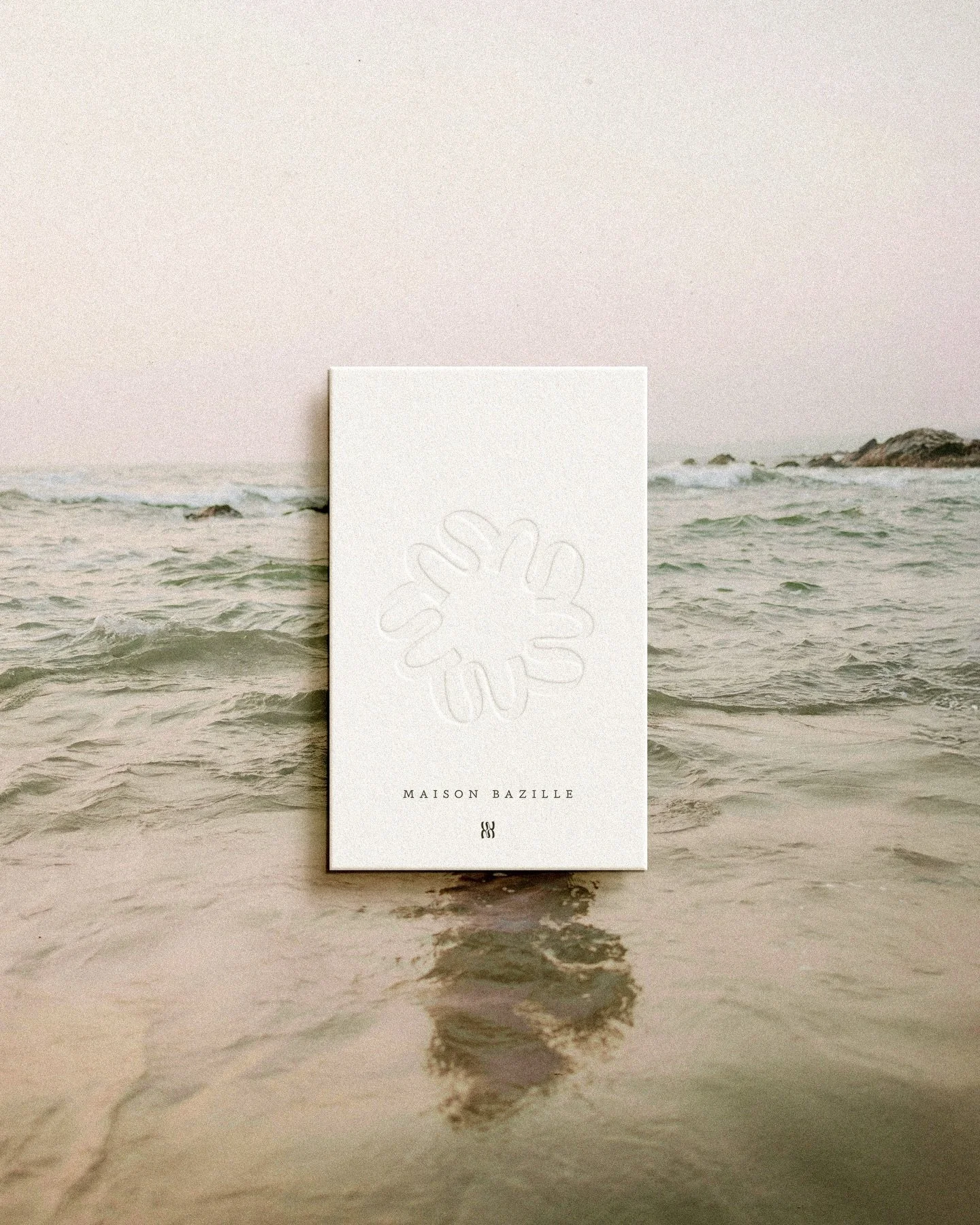 Une forme aquatique, pure et vivante

Il y a des identit&eacute;s qui s&rsquo;imposent tout de suite, nettes, &eacute;videntes. Et puis il y a celles qui arrivent autrement. Plus doucement. Comme une brume qui se pose, comme une sensation qu&rsquo;on