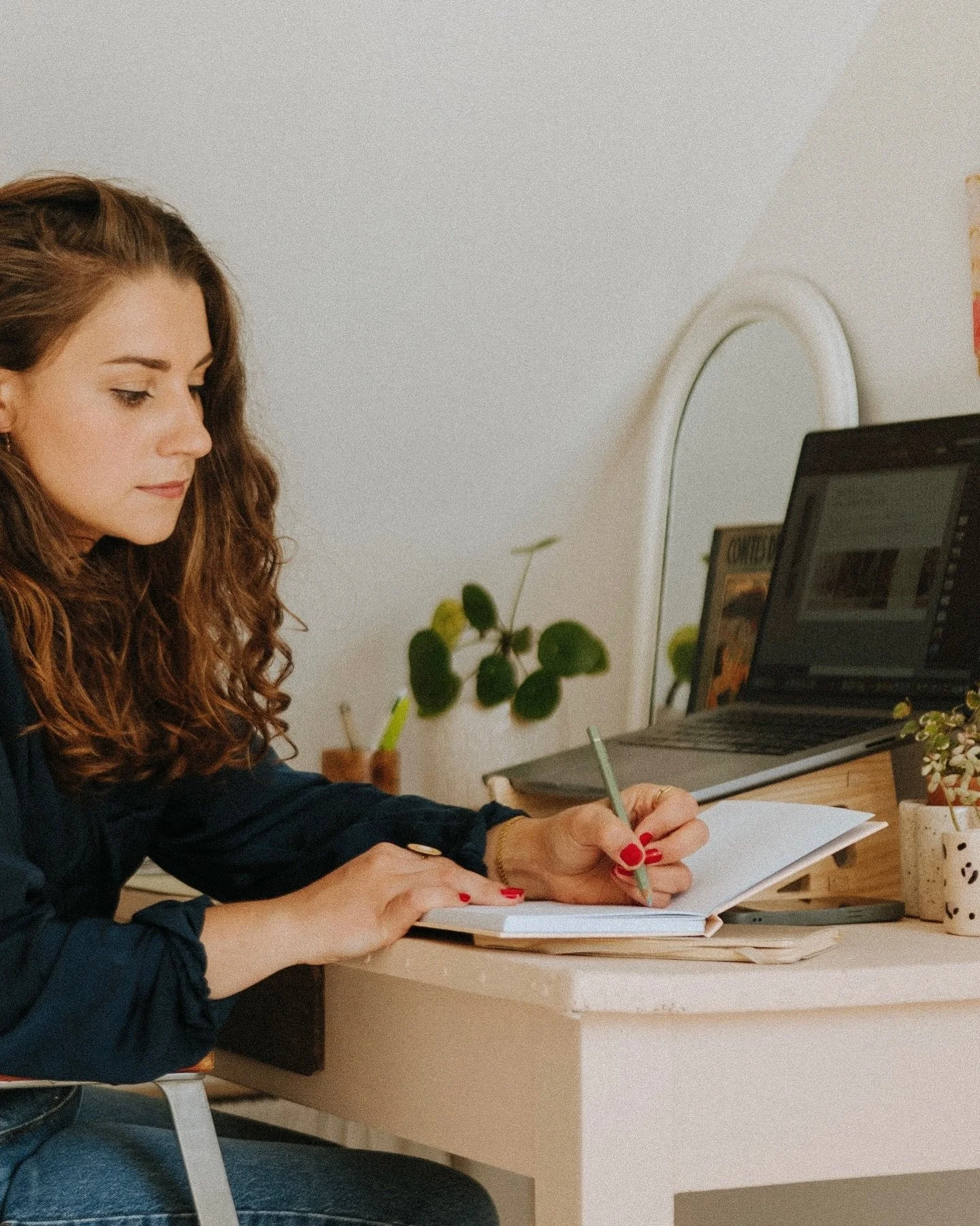 📆 Je ne travaille pas sur plus de deux projets &agrave; la fois et ce n&rsquo;est pas par hasard ! ☺️

Cela me permet de prendre du temps :
&bull; Pour comprendre vraiment ton univers. 🌞
&bull; Pour poser une base solide avant de passer au design. 