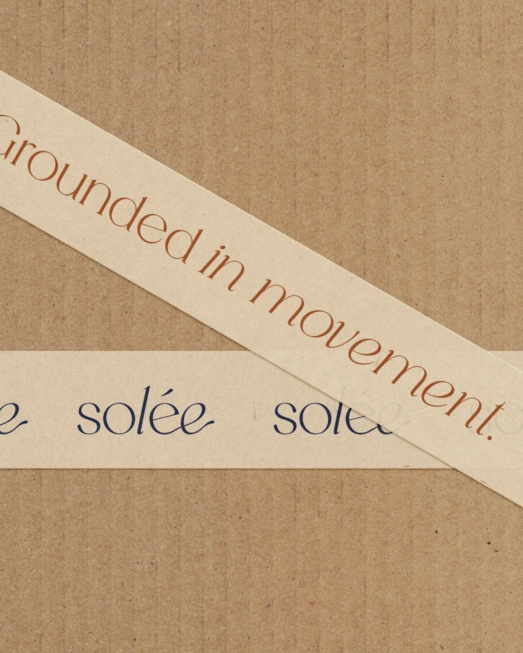 Des papiers de couleur beige et marron avec des inscriptions, l'un dit 'grounded in movement' et l'autre 'solée'.