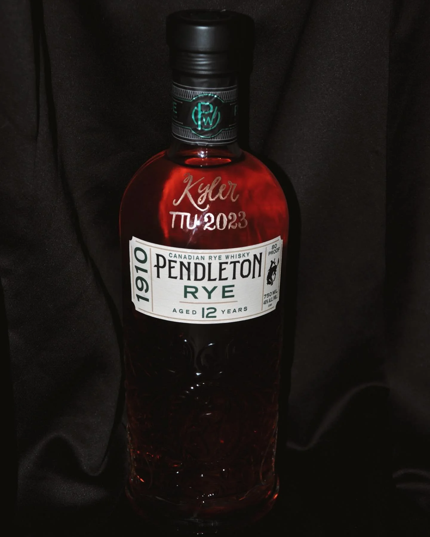 Whiskey drowns &amp; beer chases 🍻 

Get your grad on with a Bellamy Branding bottle! 🎓Message me or use the link in bio for last minute graduation &amp; holiday gifts.

www.bellamybranding.com
#bellamybranding #glassengraving #customgifting #lubbo