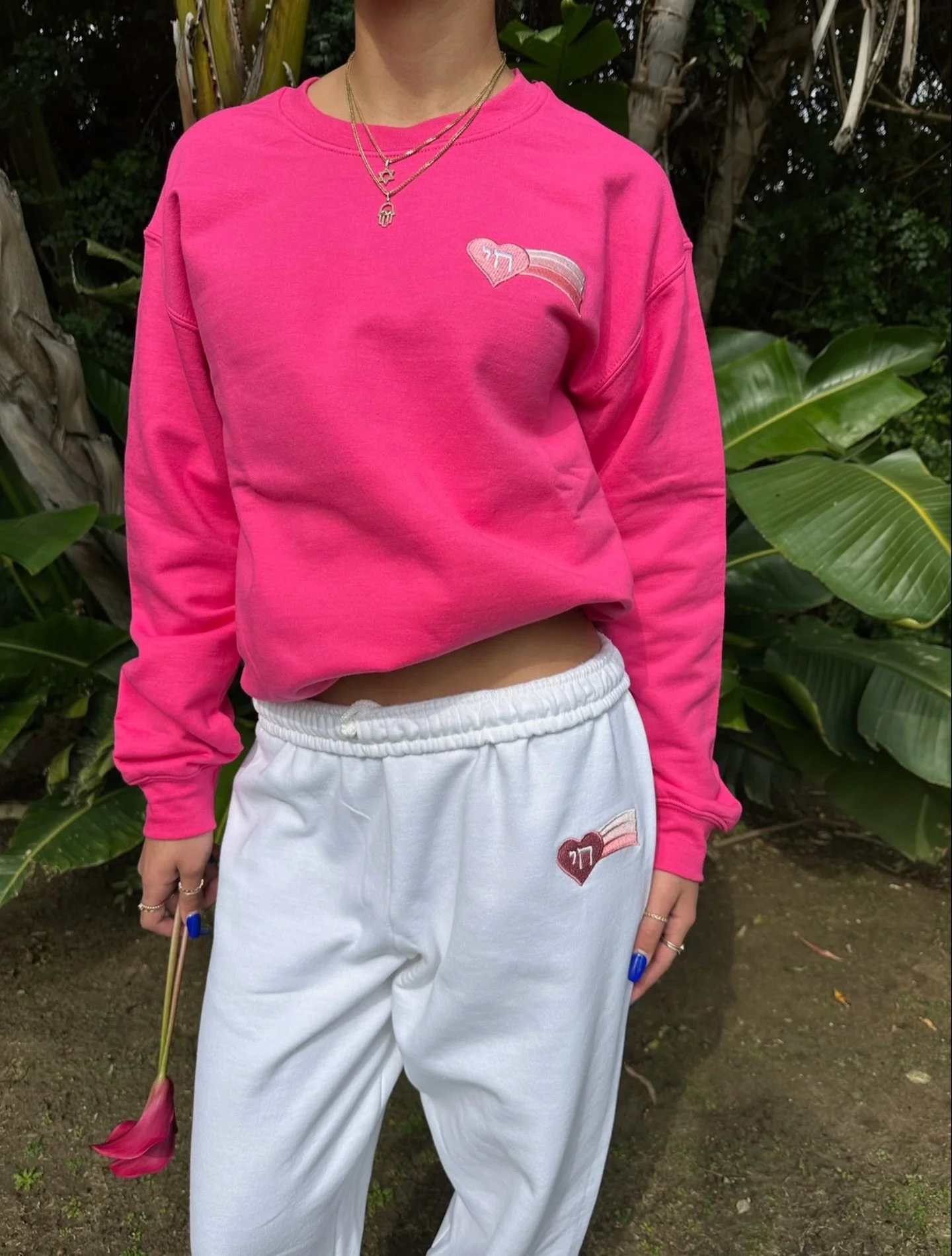 AHAVA looks good on you 🩷 Raspberry crewneck, paired back to white sweats. An easy mix-and-match moment.