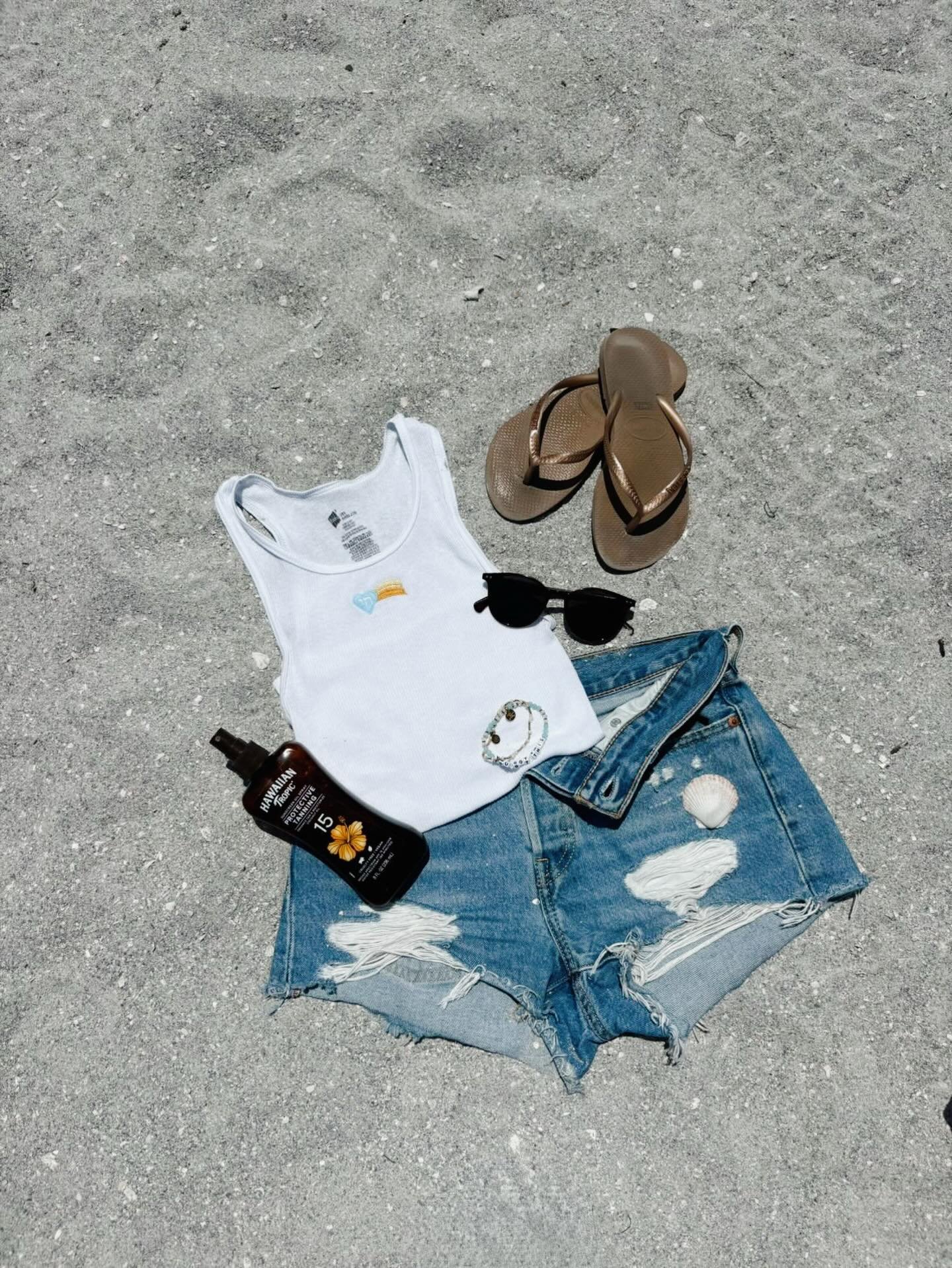 beach days with our blueberry lemon chai tank 🐚🌊🩵