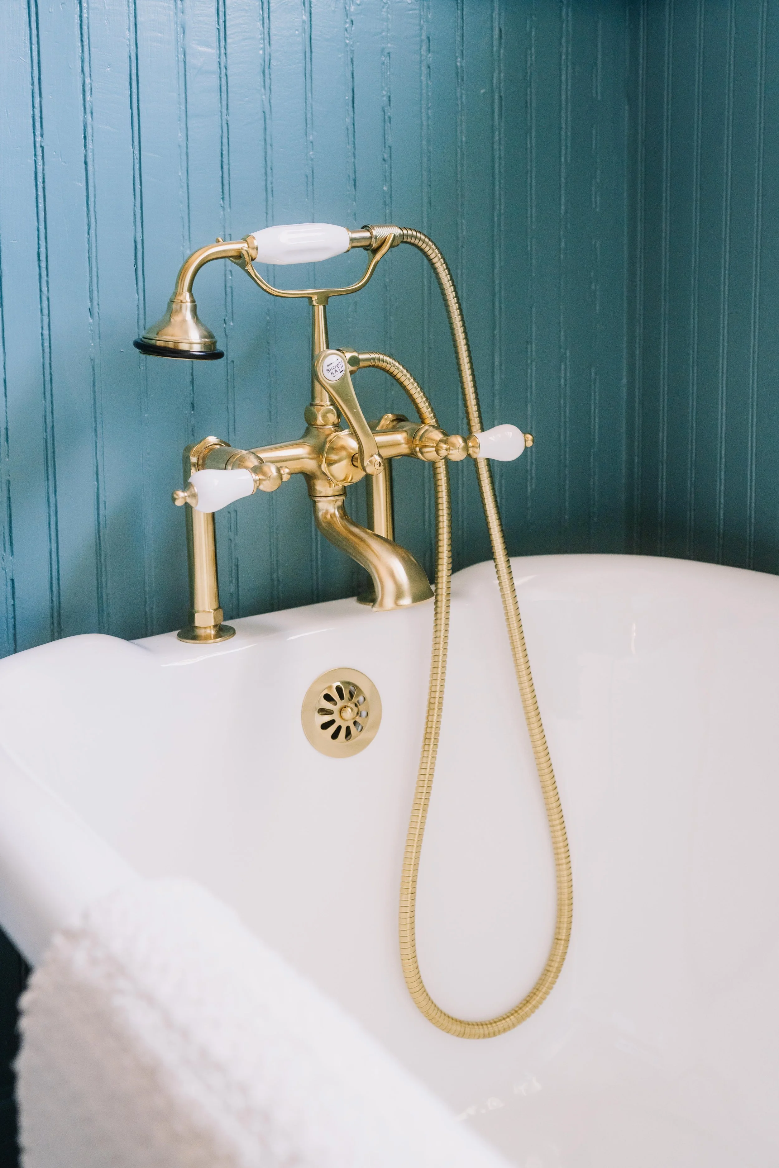 Unique and antique faucet for 6th Ave bathtub