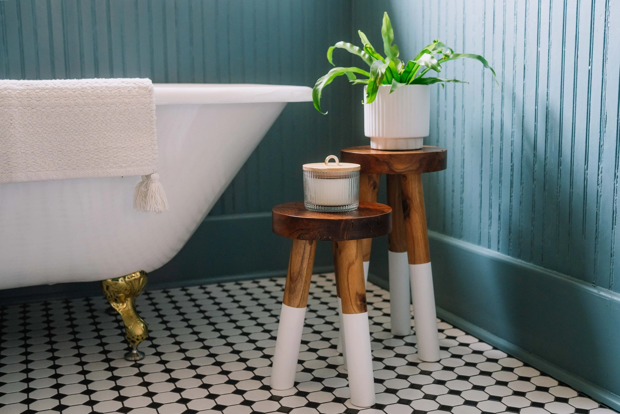 Making home more breathable by plants and candles