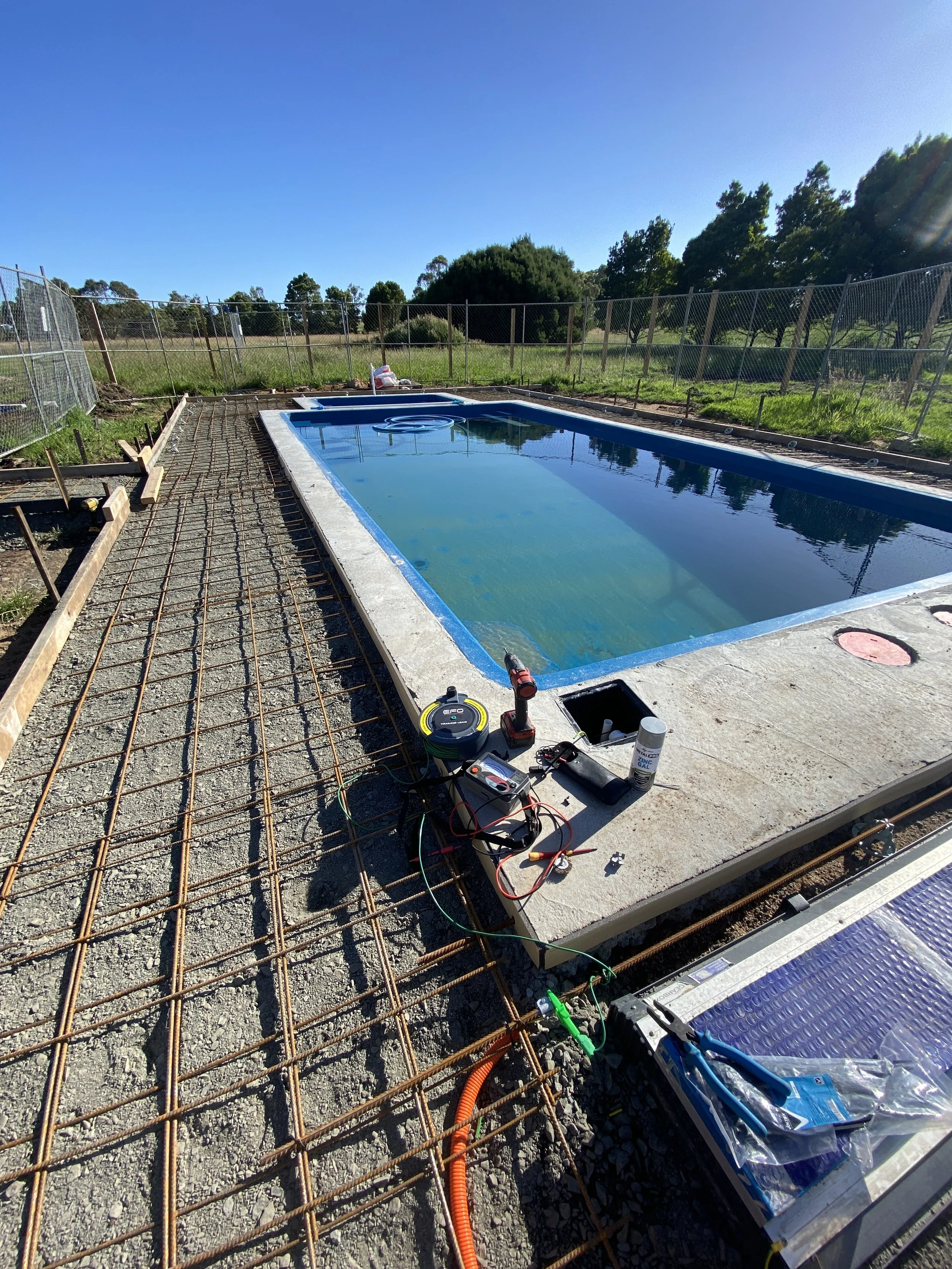 Pool earthing