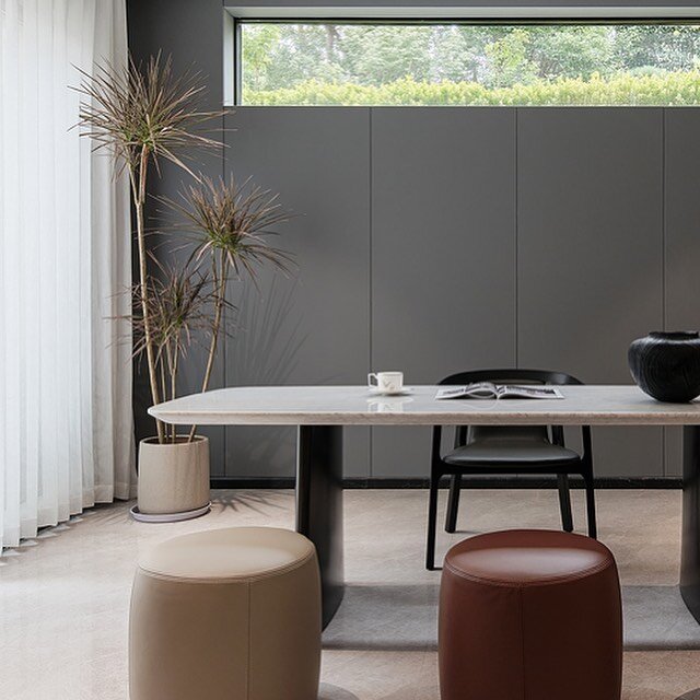 Simple rounded edges, the Olive dining table is available in white Carrara marble and galaxy grey marble. 

Products:
#olive #diningtable
#essence #chair
#drum #stool