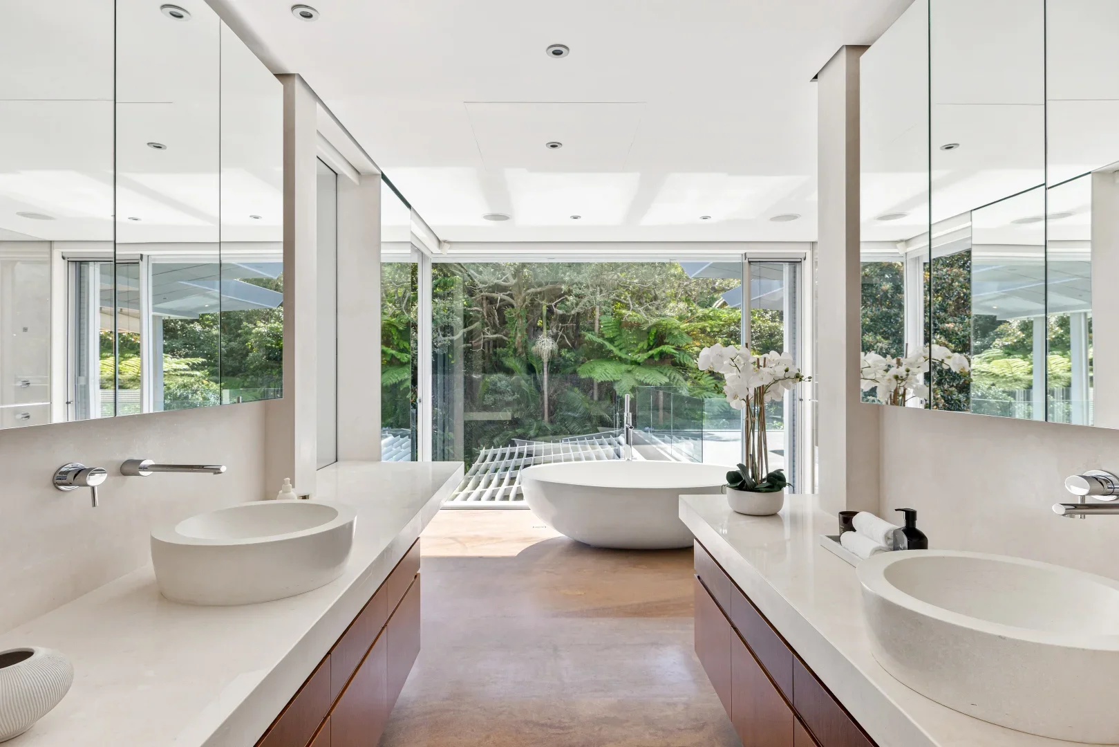 Bayview Hill Drive Bathroom.webp