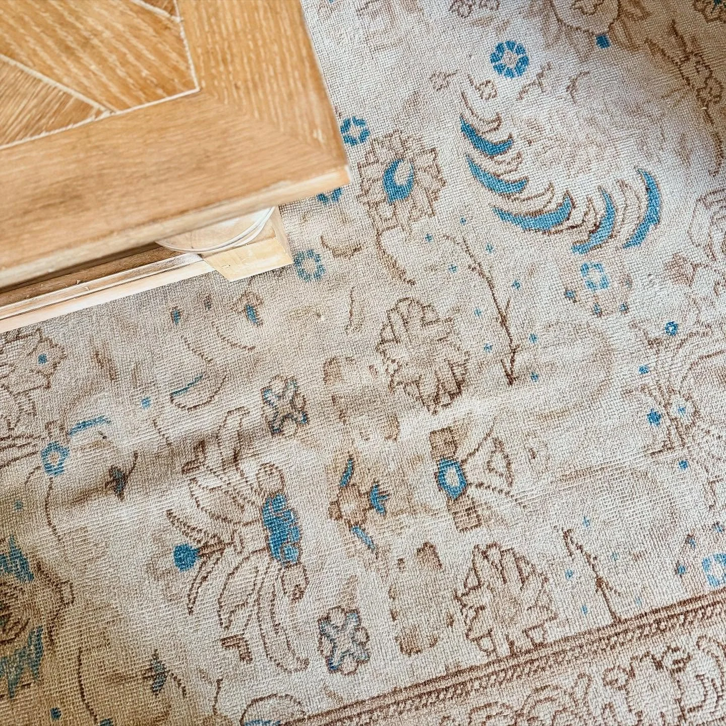 Elias in the wild! 🐆 Roundup of rugs who found their forever homes this past week. 

A Turkish stunner that pulled together this family room and added the right amount of personality with pops of blue, and a luscious, chocolate Baluch perfect for se