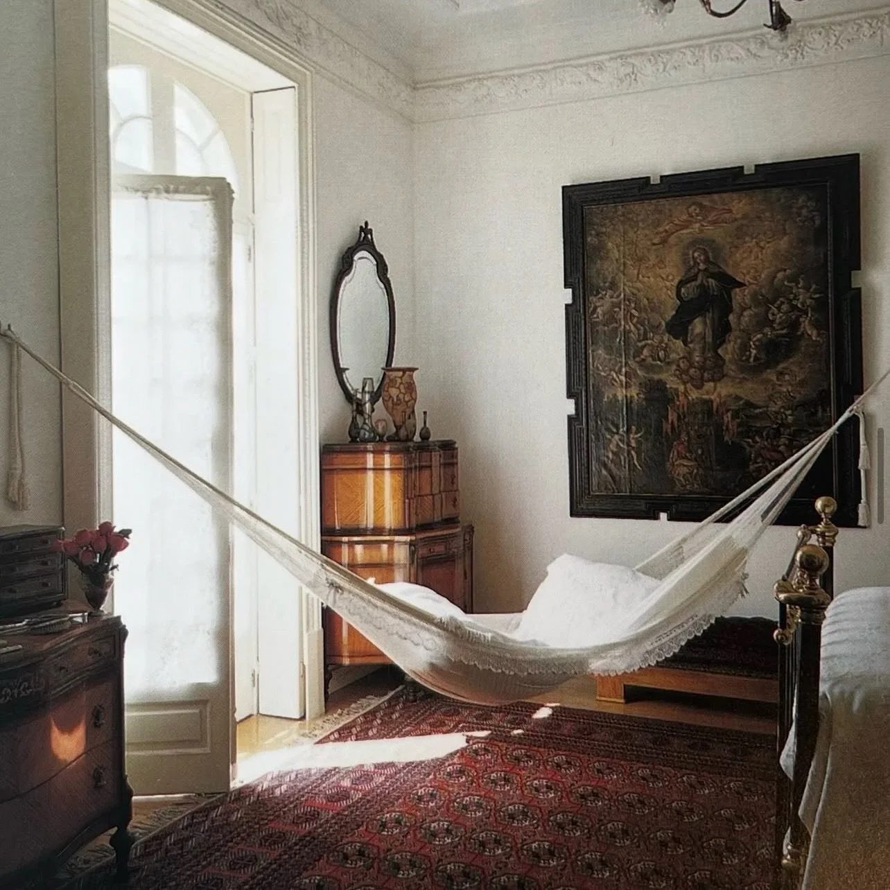 Forever inspired by the collected home and those bold enough to break from trends and make it theirs. 

Home is always better layered with textures (preferably rugs) and personality. 

Photo by @istanbuledits