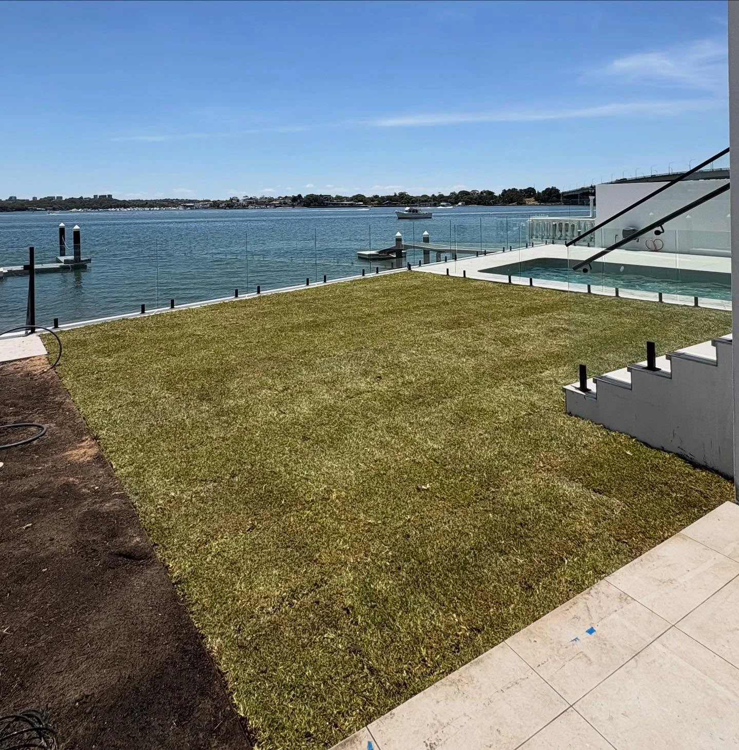 Taren Point new build back yard complete! 🌱
Old lawn ripped up and removed, 5 tonnes of nutrient-rich turf underlay leveled and spread and 90m&sup2; of Sapphire Buffalo laid to finish the job. 💥