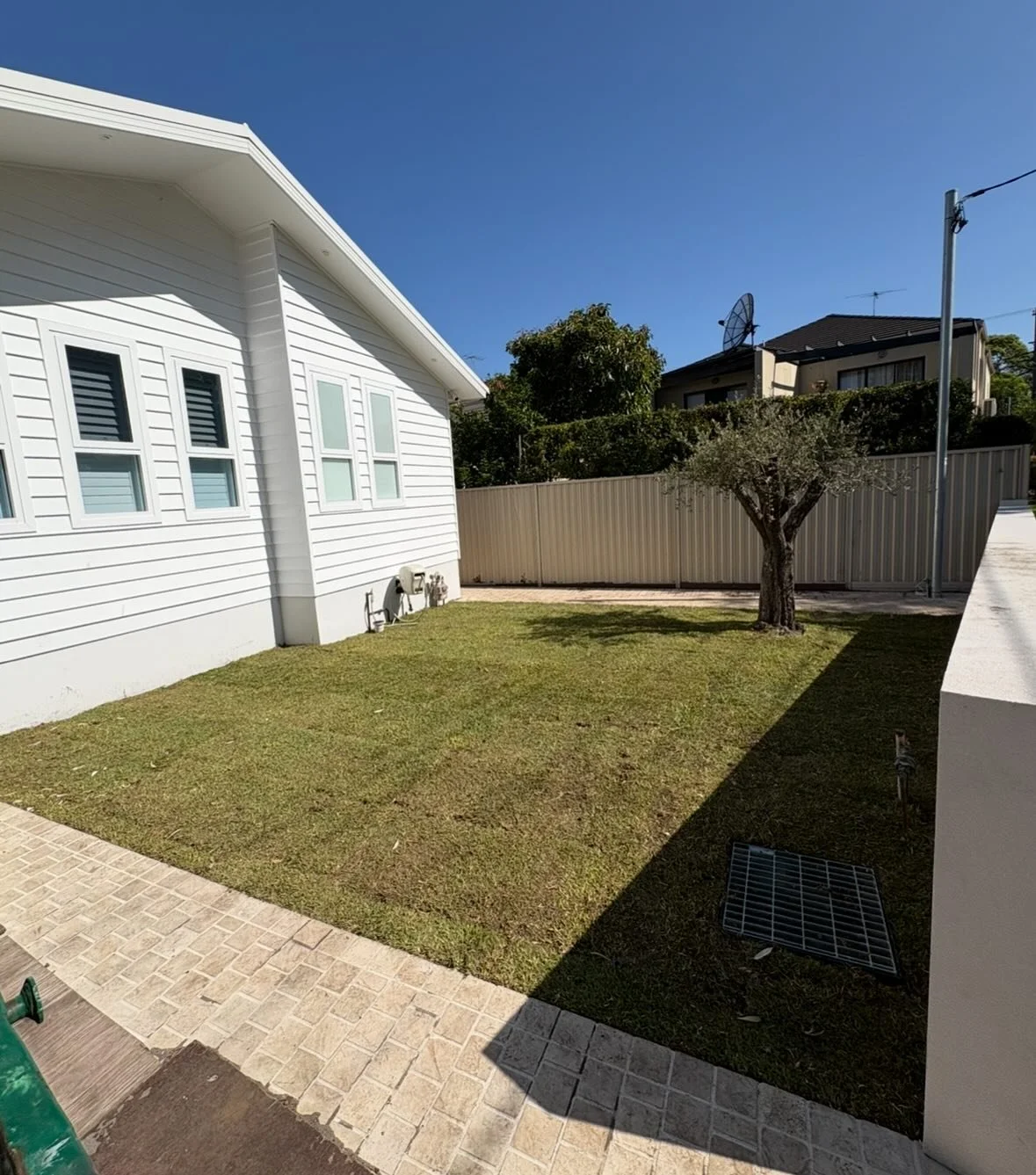 Project Sansouci complete.
150m&sup2; of Sapphire Buffalo and a standout sandstone &amp; Cowra White pebble walkway 🌱