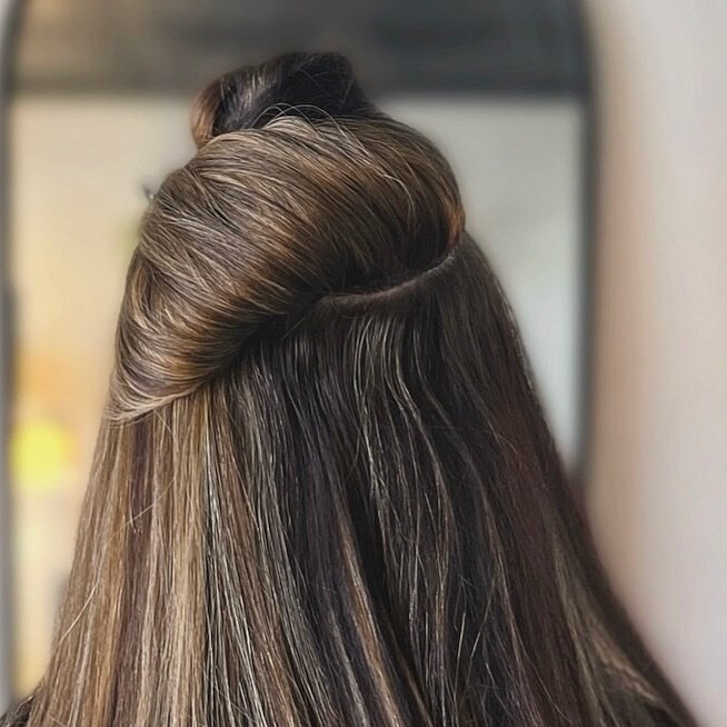 What&rsquo;s going on under all that beautiful hair matters 🌱
IBE&reg; stylists keep hair and scalp health in mind, while ensuring a seamless and comfortable fit that feels natural and looks stunning 
#ibeflipup 

#invisiblebeadextensions #platforma