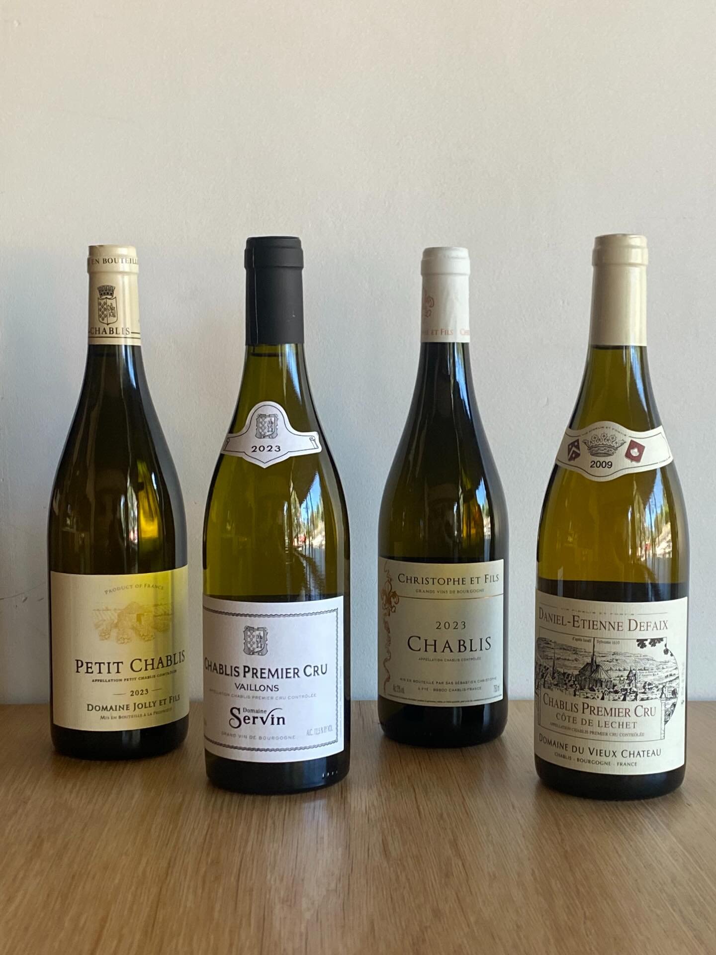 Chablis remains one of Burgundy&rsquo;s great white wine strongholds: Chardonnay grown on ancient Kimmeridgian limestone, defined by acidity, salt, and texture. Generations of growers have chased purity here&mdash;and when it&rsquo;s good, nothing ta