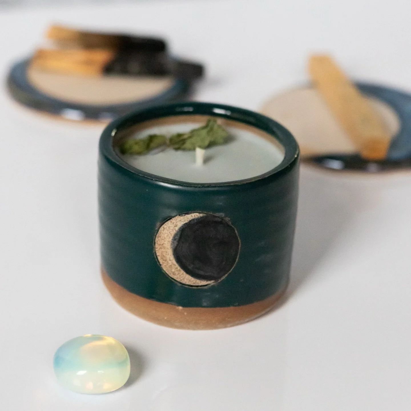 Looking for a scented DIY gift idea this season? 🕯️✨ 
Join us on Sunday, December 7th from 2-5pm for a Candle Pouring Workshop at @ceramigos_austin!

Bring a few of your wheel-thrown or hand-built pieces, and we&rsquo;ll help you turn them into beau