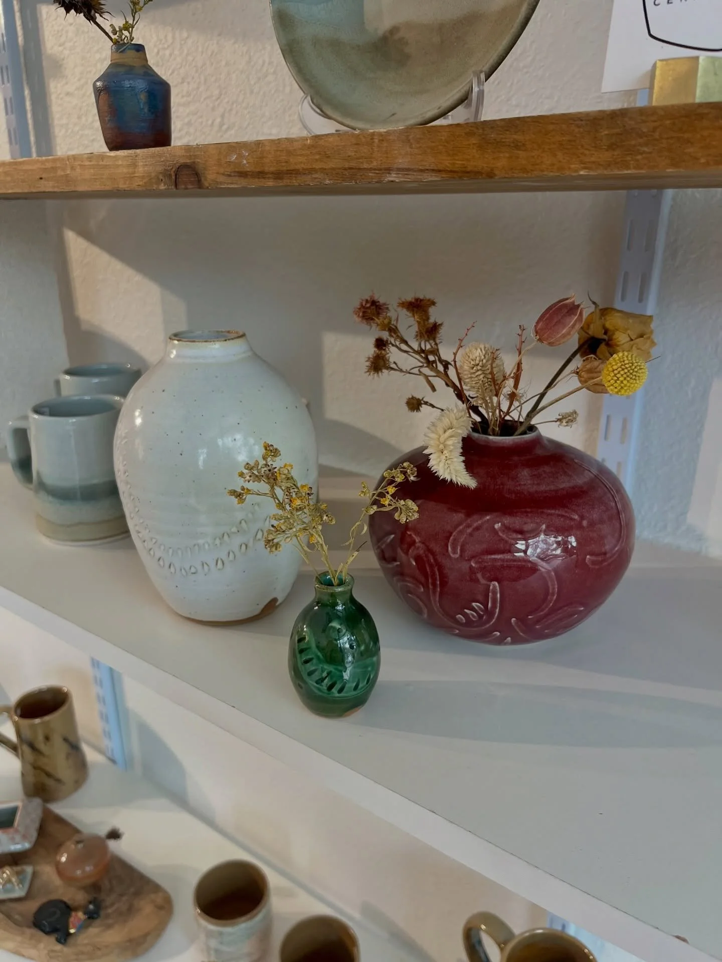 Get in full bloom with a 3-Week Bud Vases Clinic at @ceramigos_austin starting on January 26th 💐🏺 
Spend your Monday evenings learning techniques to throw small, elegant bud vases on the wheel 🌱✨ 
Registration link in bio 🌷

&mdash;
#potterswheel