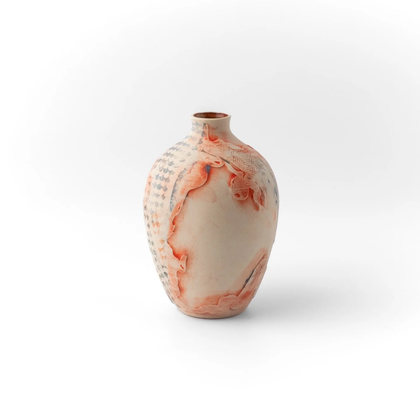 Layers on layers 🏺✨

This vase combines silk screen and underglaze decals with water carving for added depth and detail!

📸: @kieranreevesphotography 

&mdash;
#silkscreen #underglazepainting #ceramicvases #ceramicartists #austinartists