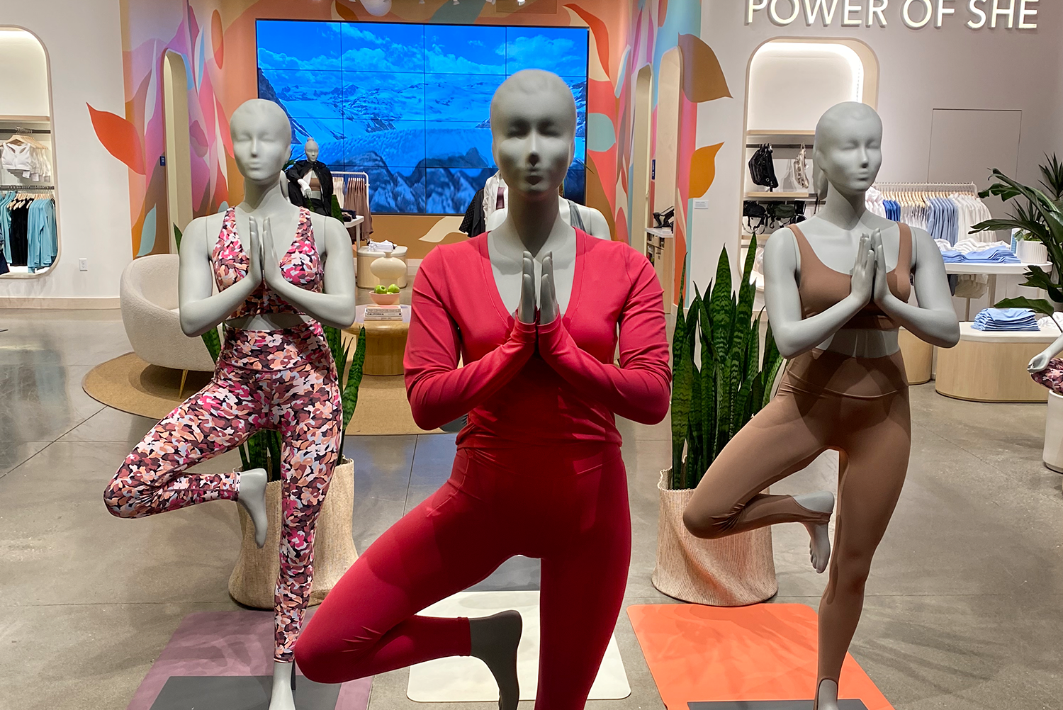 Athleta Retail Brand Experience — Women’s Performance Apparel Store Design

Athleta retail store brand experience showcasing women’s performance apparel through experiential merchandising and wellness-inspired visual storytelling. The space highlight