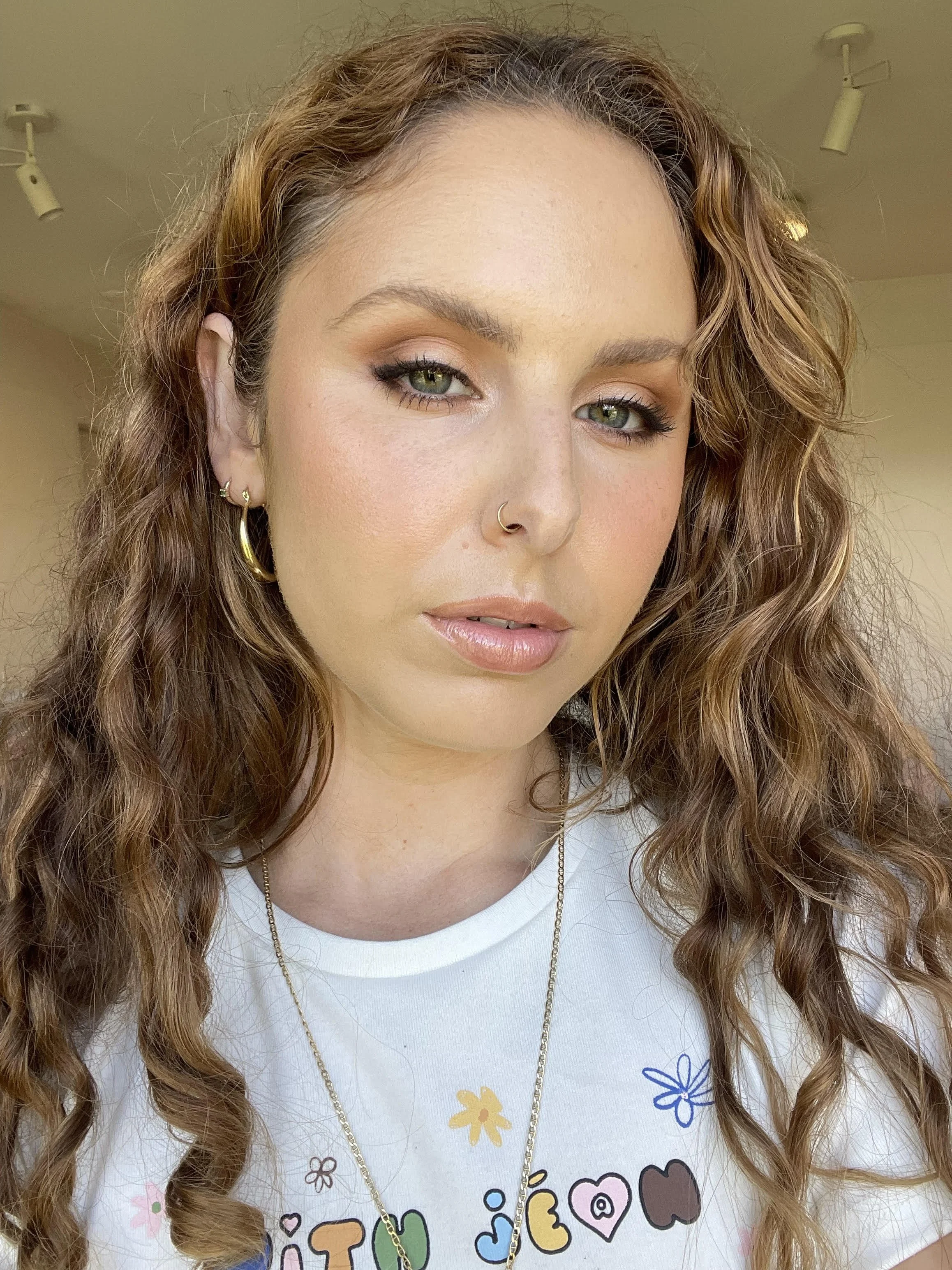 Soft curls are matched by soft natural makeup applied by professional makeup artist Jessica O'Donnell