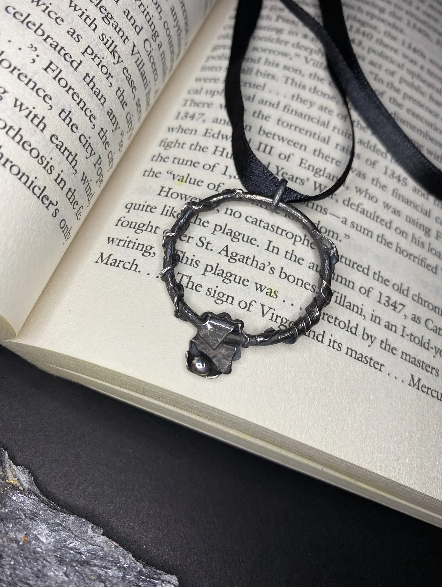 Fun with reticulated silver scrap. Determined to make the 90s ribbon necklace a thing again. Or maybe I’ll melt it down to make way for the huge wax and bone pieces incoming π₯
Lots of new work on the way, a mixture of new and familiar project
