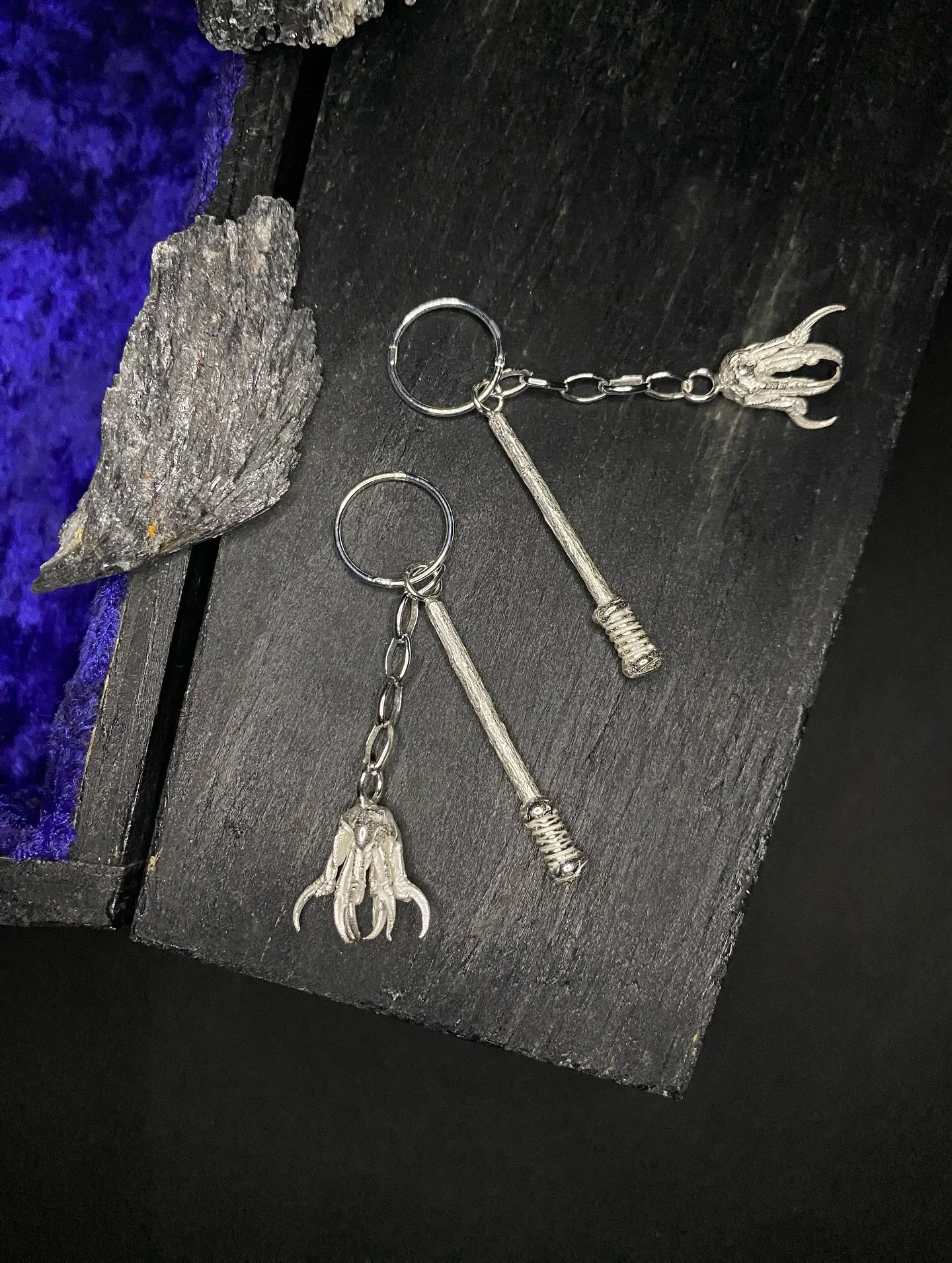 Monster-claw flails on hoop earrings!
Made from wax, wire and wood, cast in silver, then connected with soldered chain. All sterling including the hoops 🤍
I do wish I’d taken better photos but unfortunately I waited until the day before the