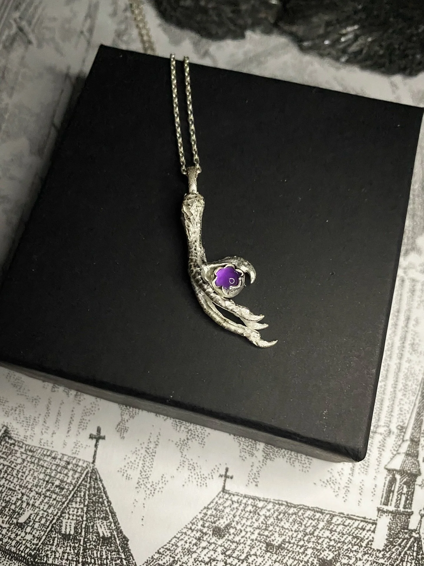 Tiny pigeon holding an amethyst
Sterling silver
Very shiny/looks better in person
Available at @masonandcollins 💜
