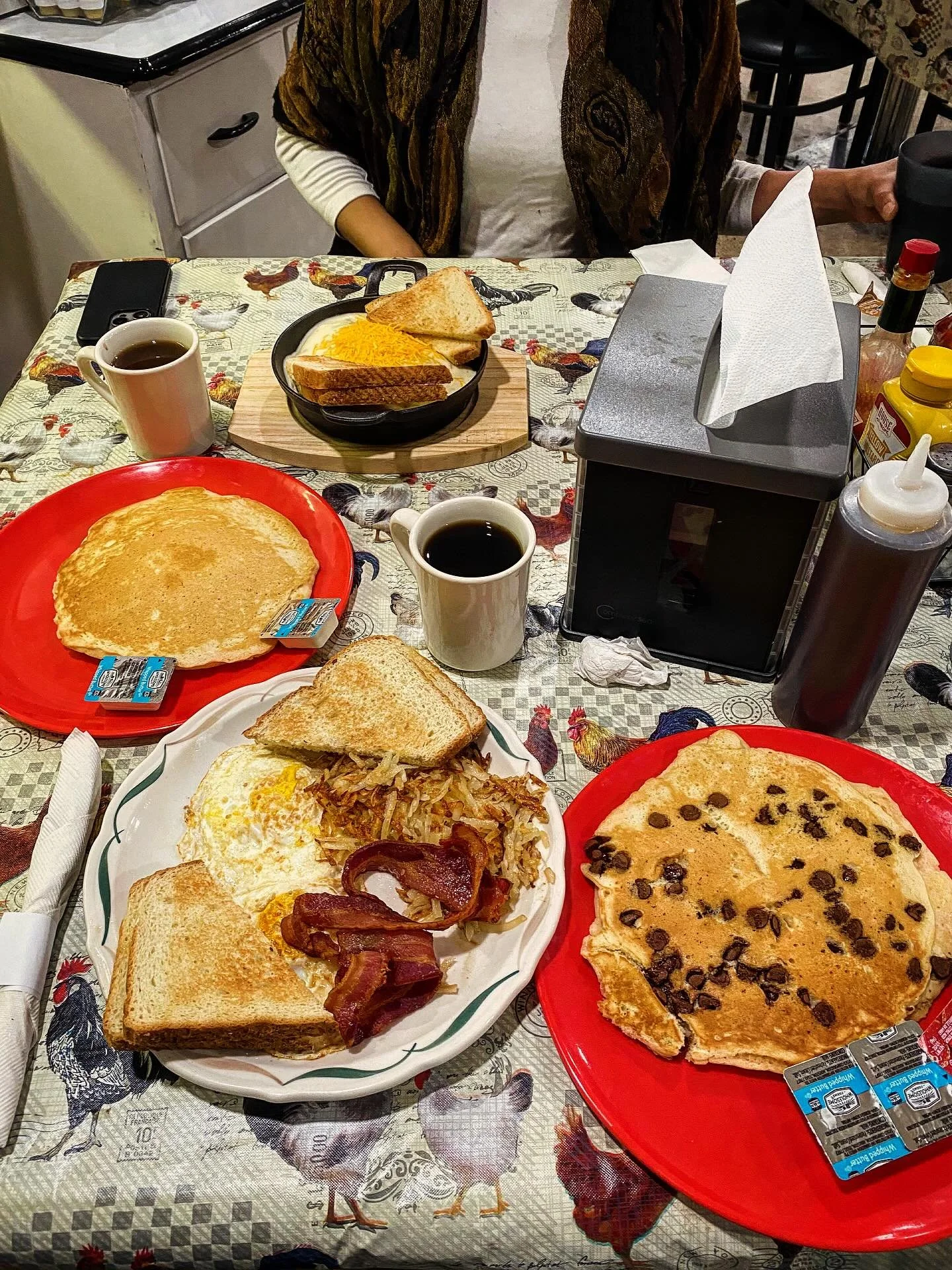 Flor and I spend most of our lives thinking about food. We really try to seek out and support other businesses that are doing things right. Memaws Barnyard Eats in Gering was right up our alley. Connected to sale barn by a single door, you get the fu