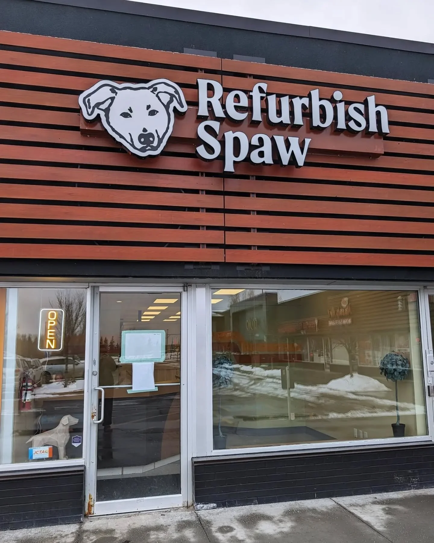 Suprise!! I've opened my own salon!! 🎉
It is my absolute pleasure to officially announce my own business venture. I've been professionally grooming since 2015 and finally decided to take the big scary leap, but I feel good and confident and can't wa