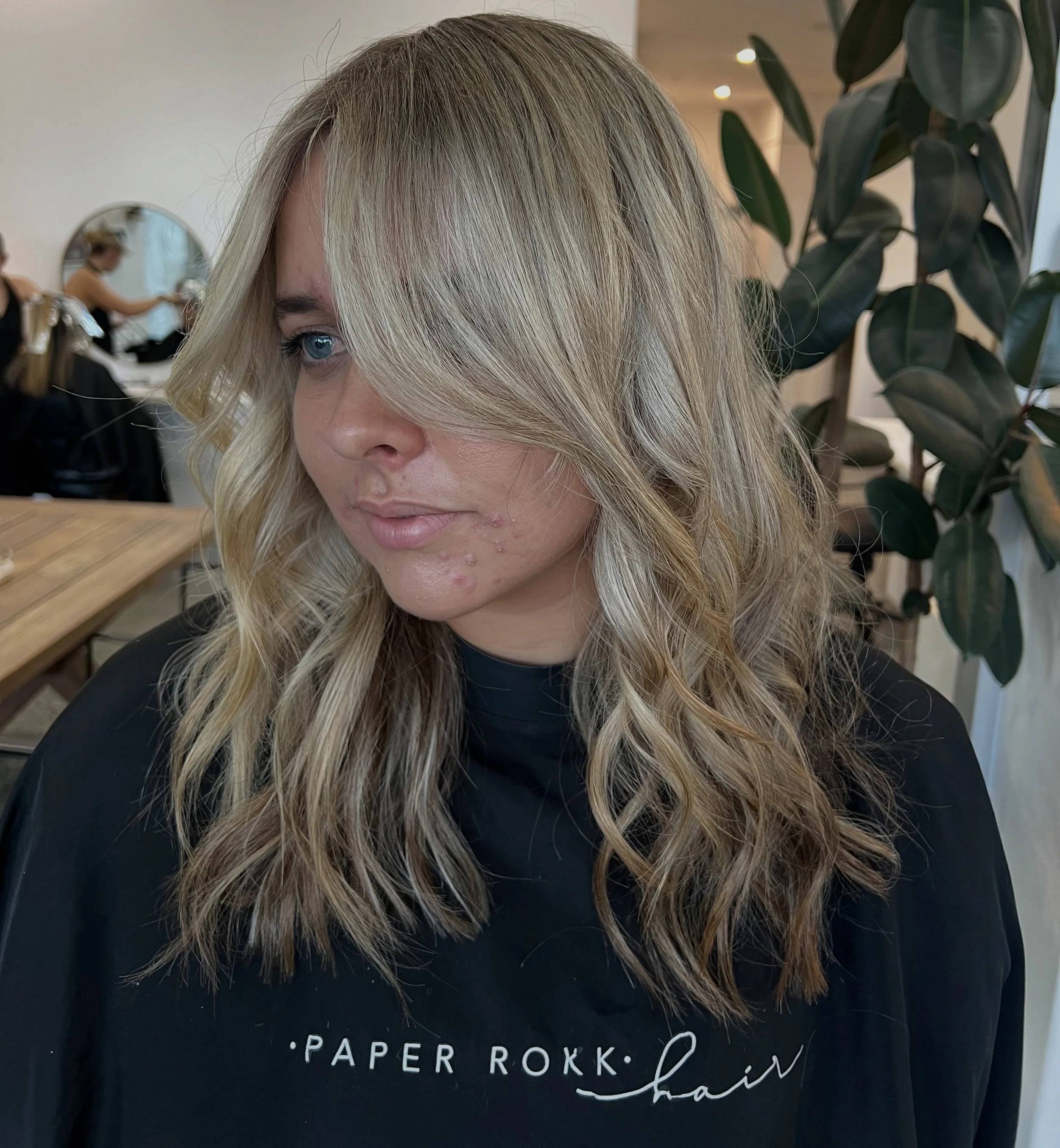 Blonde transformation magic ✨ Swipe to see the before 

A fresh set of foils can make all the difference, DM to book your blonde refresh 💌