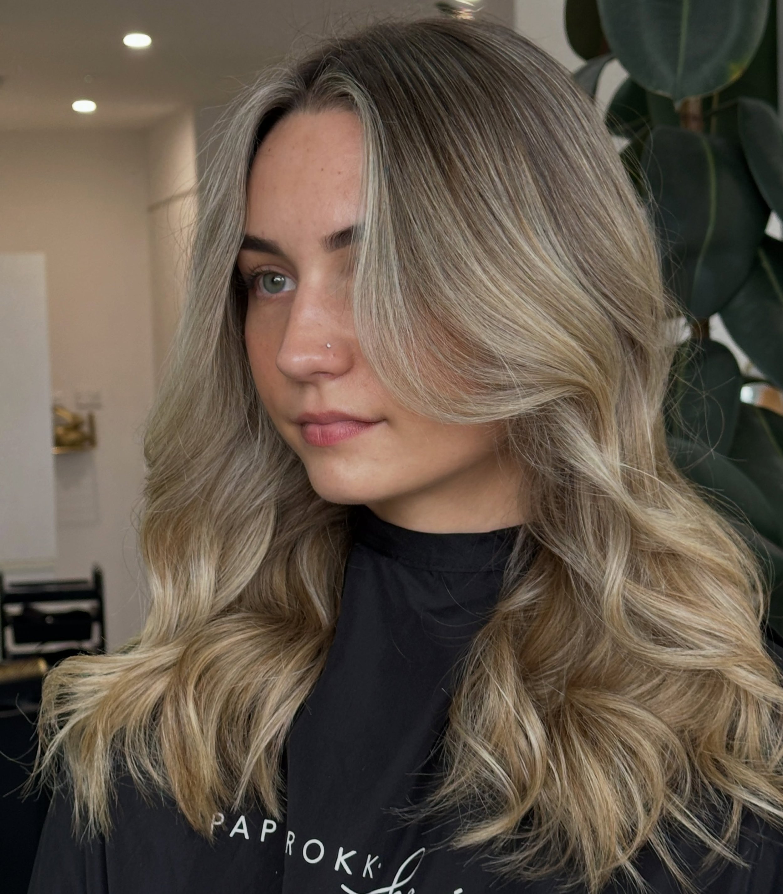 Swipe to see the process of this bright lived in blonde and save this for your next hair inspo 🫶🏻

Secure your appointment via the link in our bio.