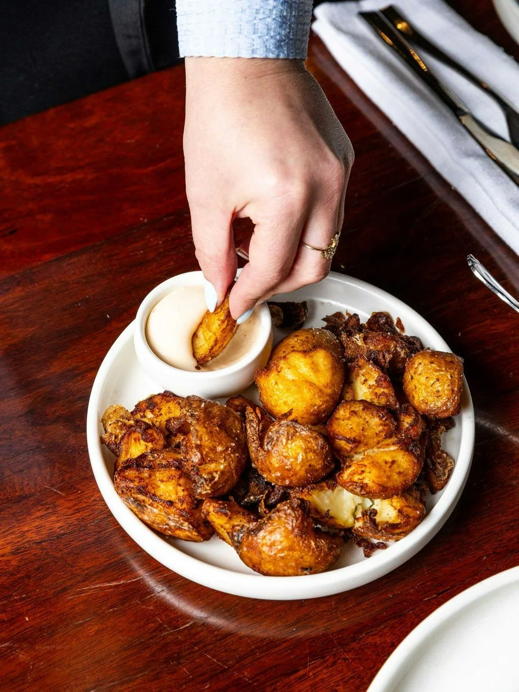 サクサクつぶしポテト＋ヒッコリーマヨ、水曜*バンケットの絶対的スターの一品だぜ！🤩

黄金色でカリッとした食感、危険なほどクセになる味わいで、たっぷりディップして食べるのが最高。

毎日提供中、お一人様49ドル～仲間を集めて、さあ食べよう！