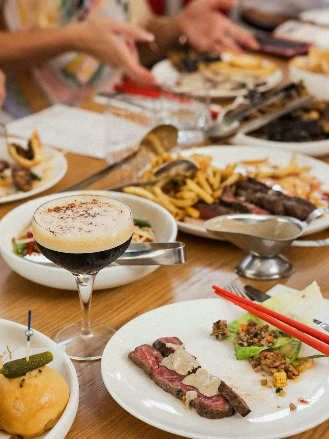 週末をリバティーン流に締めくくろう 💋
豊かな味わい、大きな笑い声、そしてグラスが空になる暇もないほど。

ボルトオン・ドリンクパッケージを追加して、日曜のランチを本格的なお祝いに 🥂🔥

ボルトオンフード＋ドリンクパッケージは9ドルから