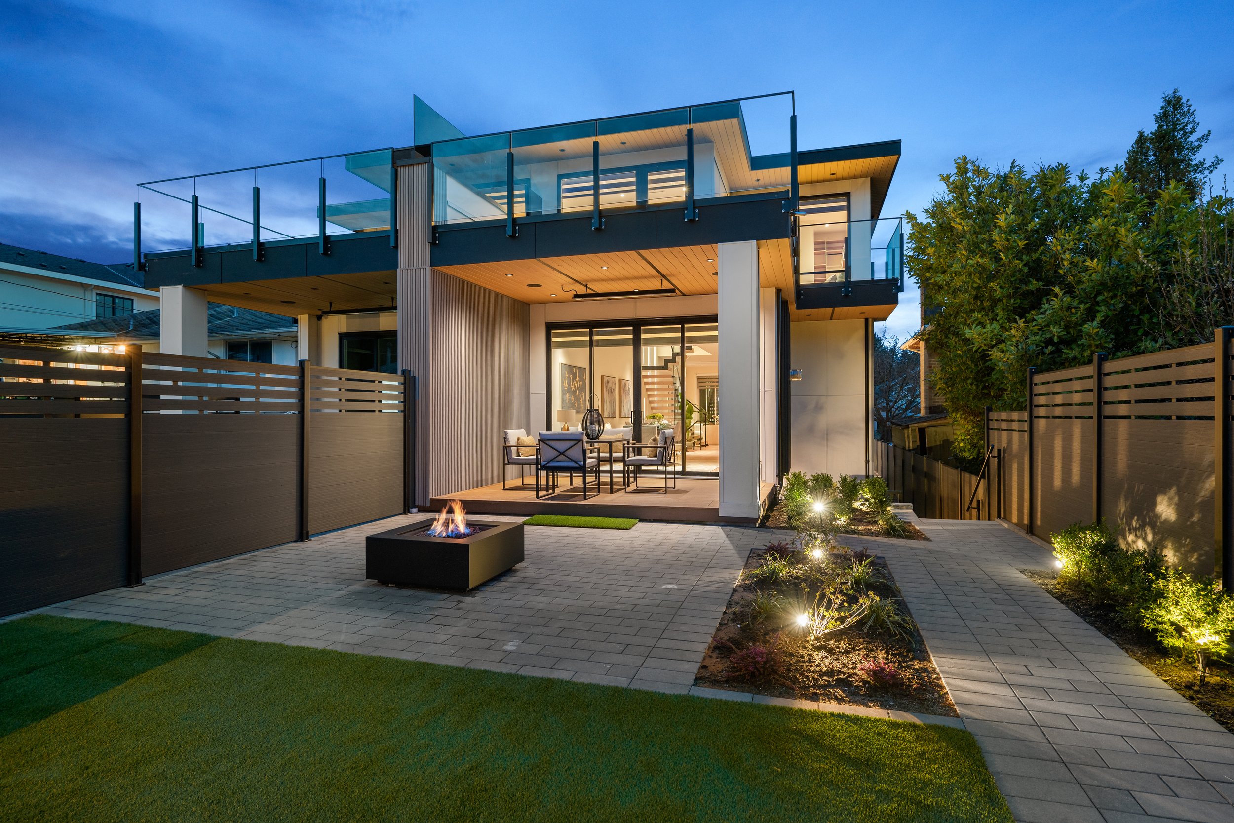 322 18th St E North Vancouver twilight Photos 08.jpg