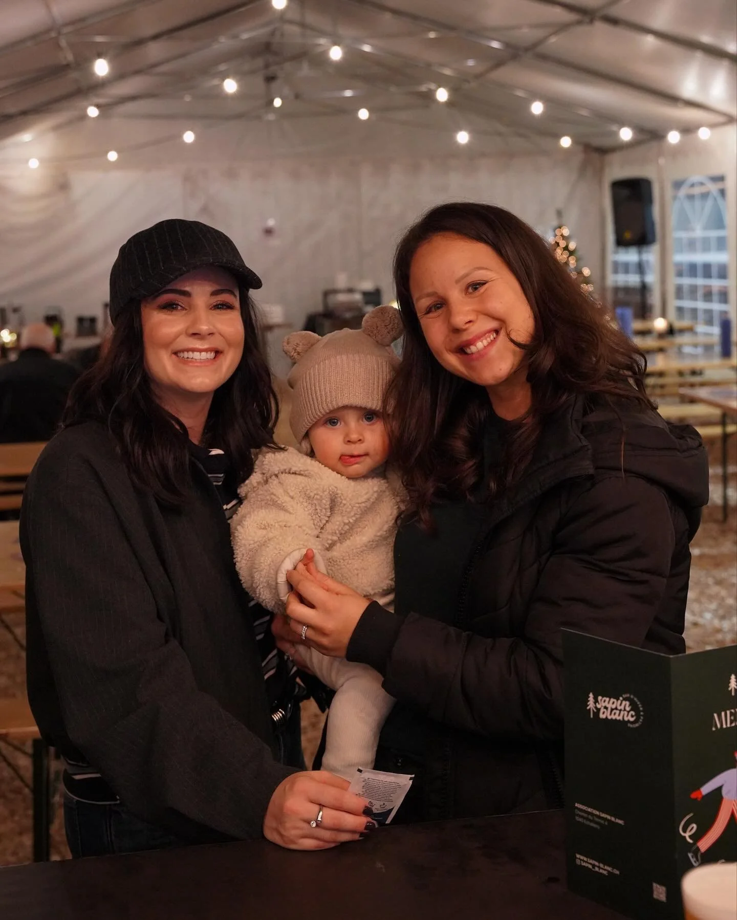 La saison 2025-2026 est officiellement lanc&eacute;e &hearts;️

Plein d&rsquo;enfants sur la patinoire, des vins chauds &laquo;&nbsp;pimp&eacute;s&nbsp;&raquo; &agrave; l&rsquo;amaretto et des planchettes &agrave; profusion ; le Grand Opening de vend