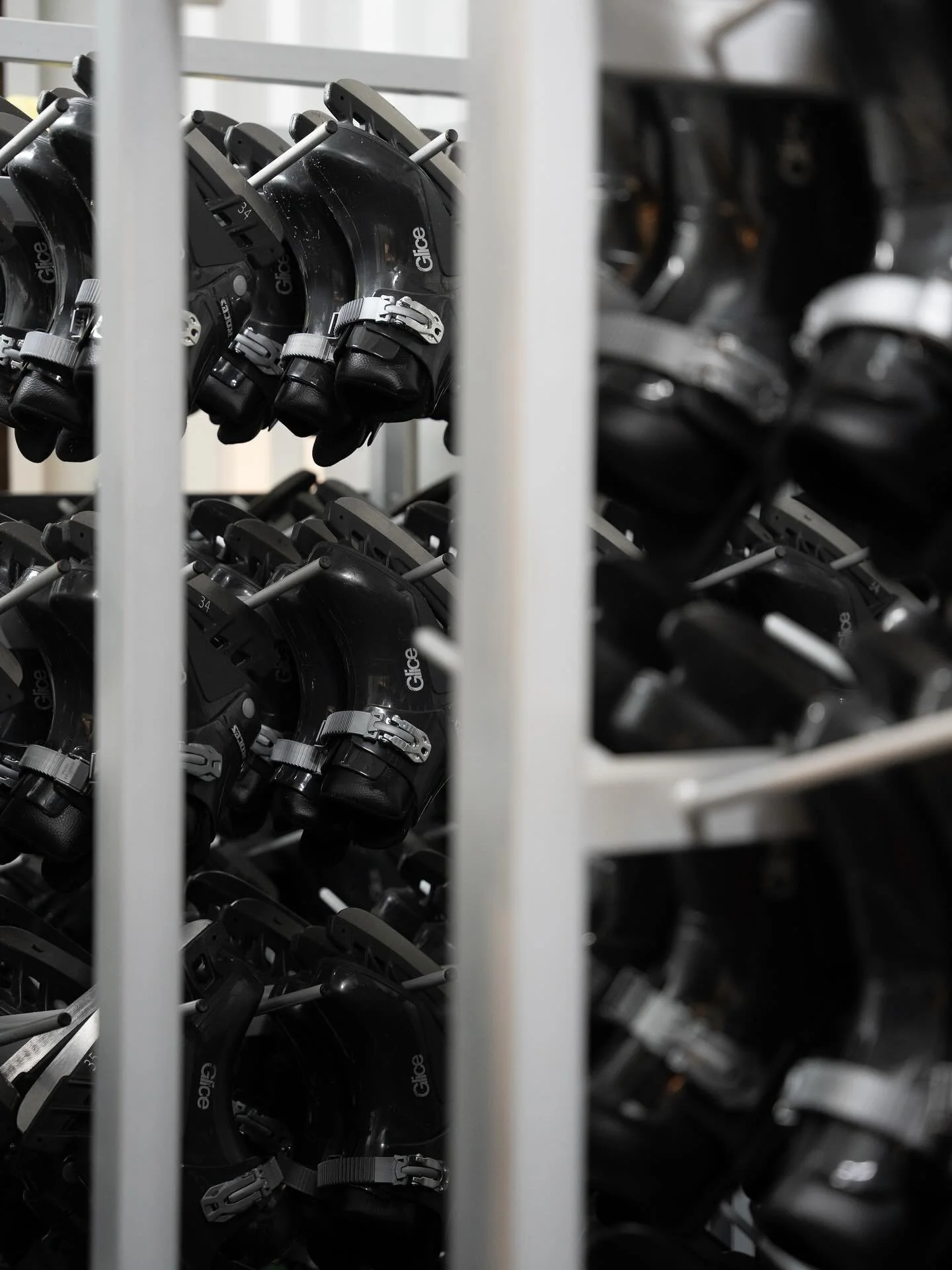 Sapin Blanc ce n&rsquo;est pas seulement un concept hivernal o&ugrave; l&rsquo;on y mange des raclettes et o&ugrave; l&rsquo;on trinque sous une tente... C&rsquo;est avant tout une patinoire synth&eacute;tique o&ugrave;, en musique et sous le regard 