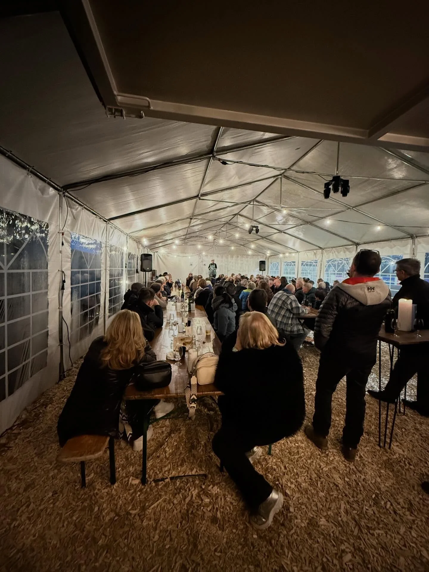 Hier soir, Bouillon a rempli la cantine de Sapin Blanc &agrave; lui tout seul ✨

Le c&eacute;l&egrave;bre humoriste vaudois a jou&eacute; devant un parterre de plus de 100 personnes pendant pr&egrave;s de 90 minutes.

Gros rires, &eacute;motions et u