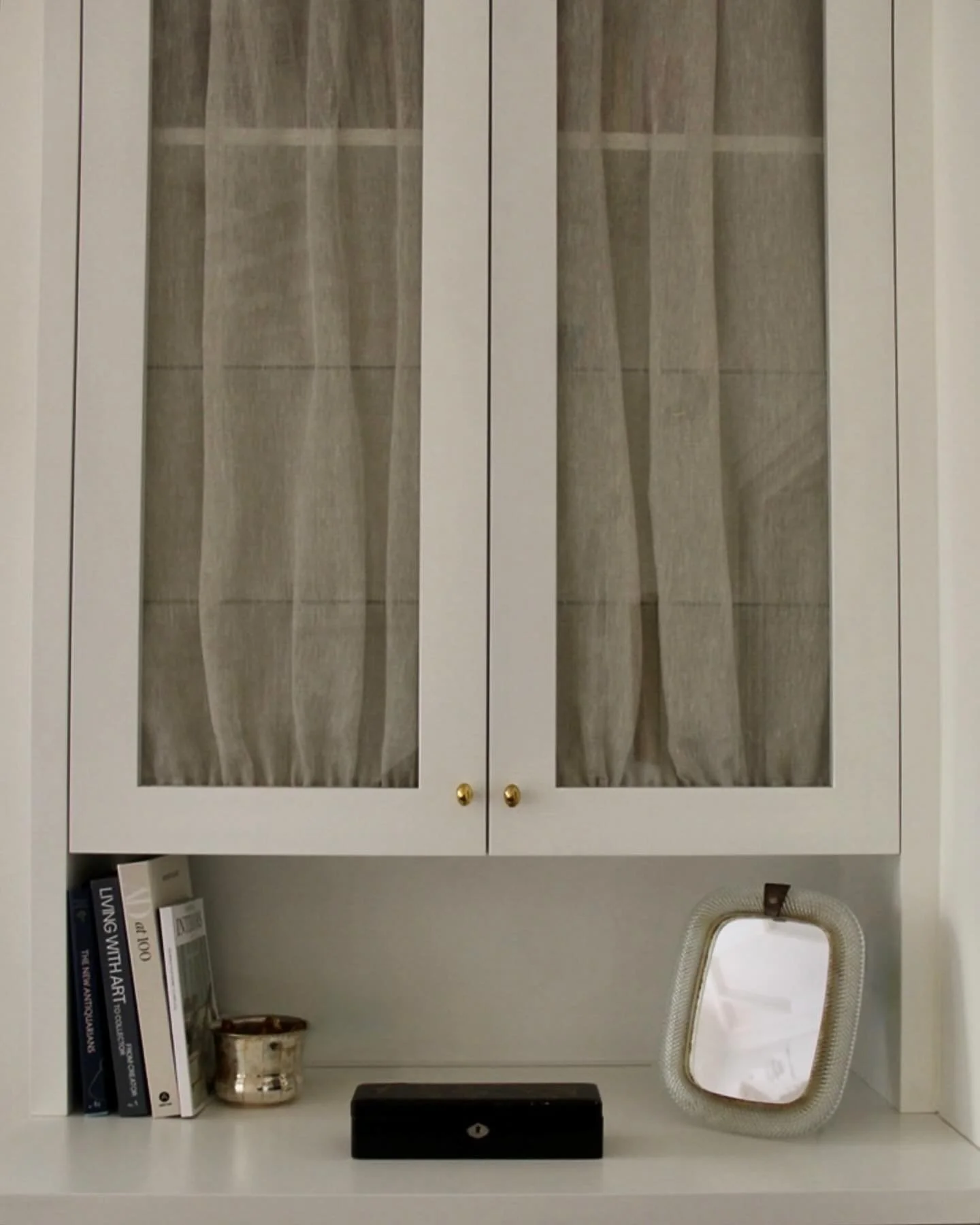 A rental friendly cabinet makeover✨

Did you know that I offer video consultations for renters?

It&rsquo;s quite common and understandable to feel &ldquo;stuck&rdquo; with the interiors of your rental apartment but there is actually a lot of non-inv