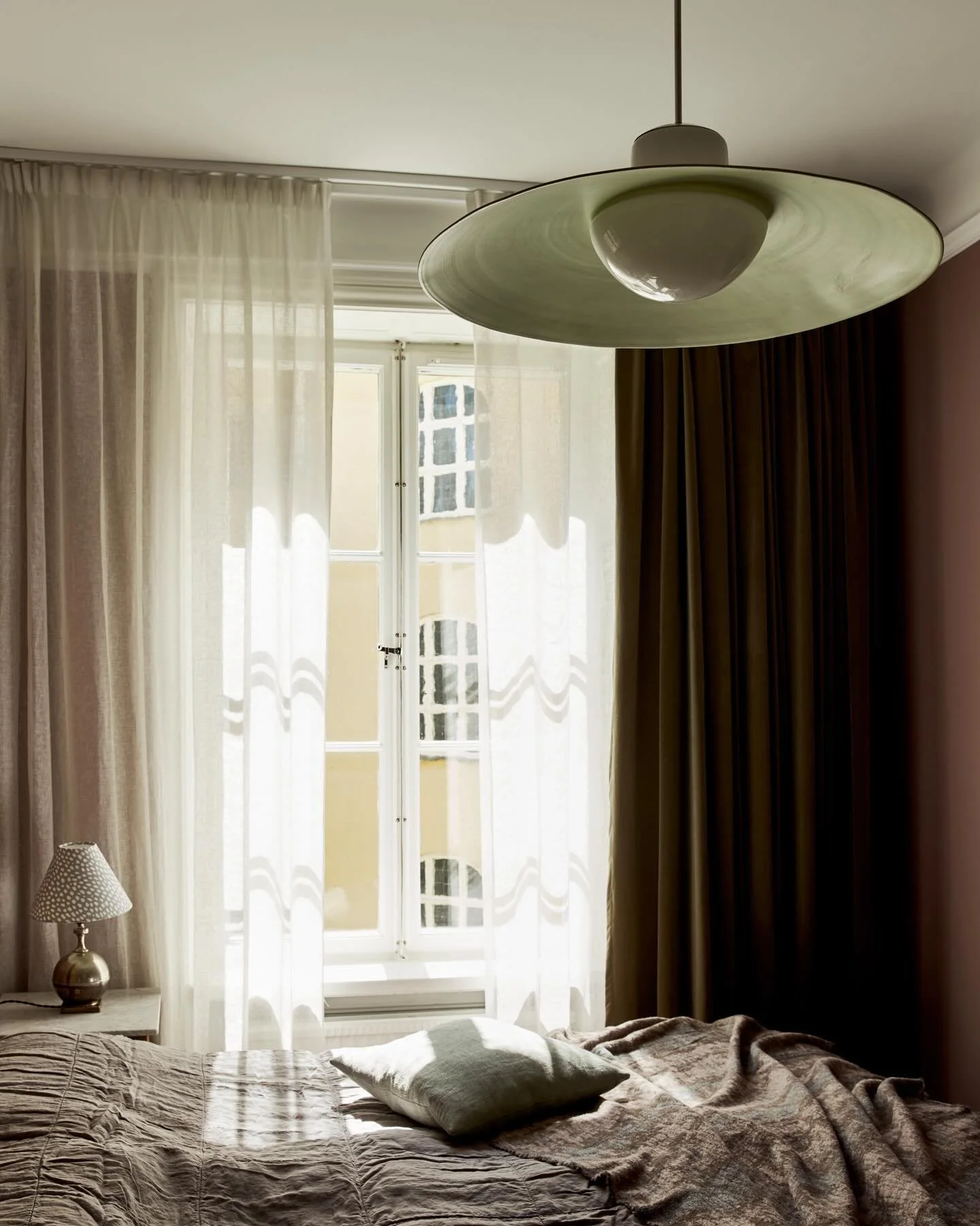 Bedroom in sunlight✨ 

#bedroomdesign #interiordesign #vintagelighting #paavotynell #gab #curtains #scandidesign #interi&oslash;r #inredning #sisustussuunnittelu #cozybedroom