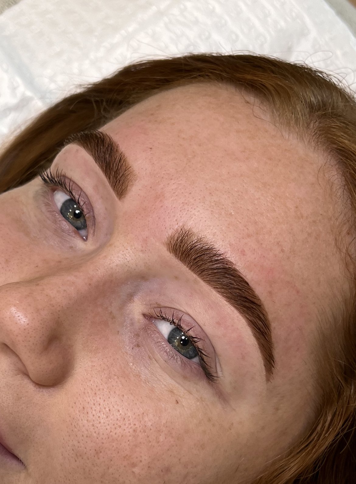 Brow design with hybrid dye