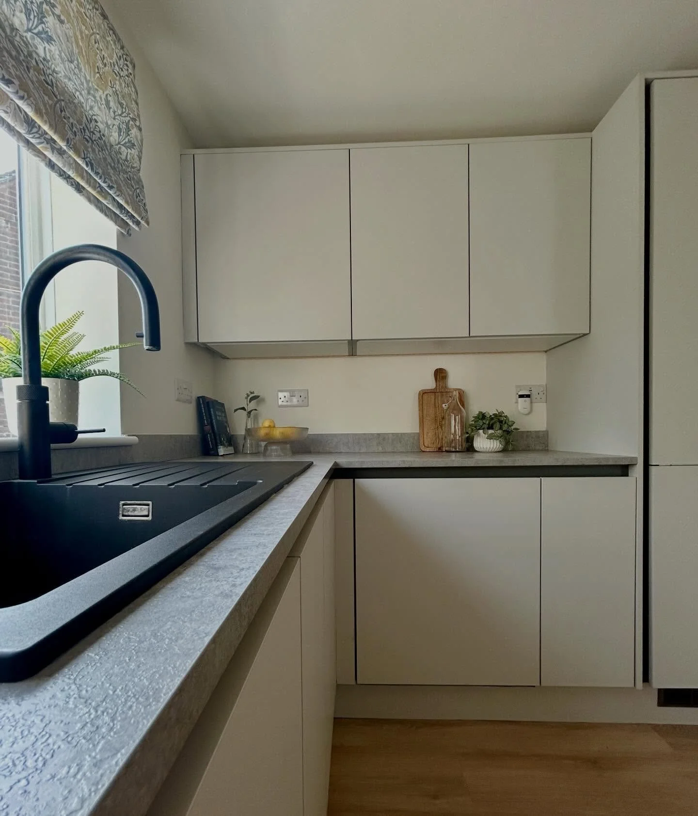 📸 AFTER and BEFORE >>>

After and before photos from a kitchen project I worked on last year.

The original kitchen felt dark, compact and cluttered. We opened the wall to the adjoining snug to improve flow and bring more light into the spa
